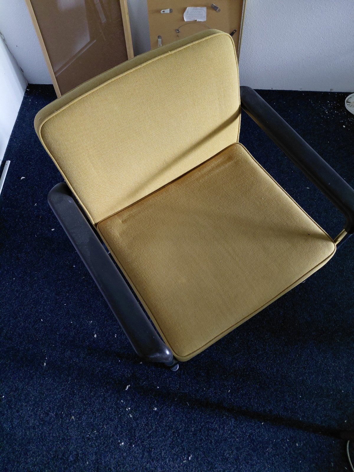 Vintage fauteuil met metalen frame en gele bekleding, Huis en Inrichting, Ophalen, Gebruikt, Minder dan 75 cm, Kunststof