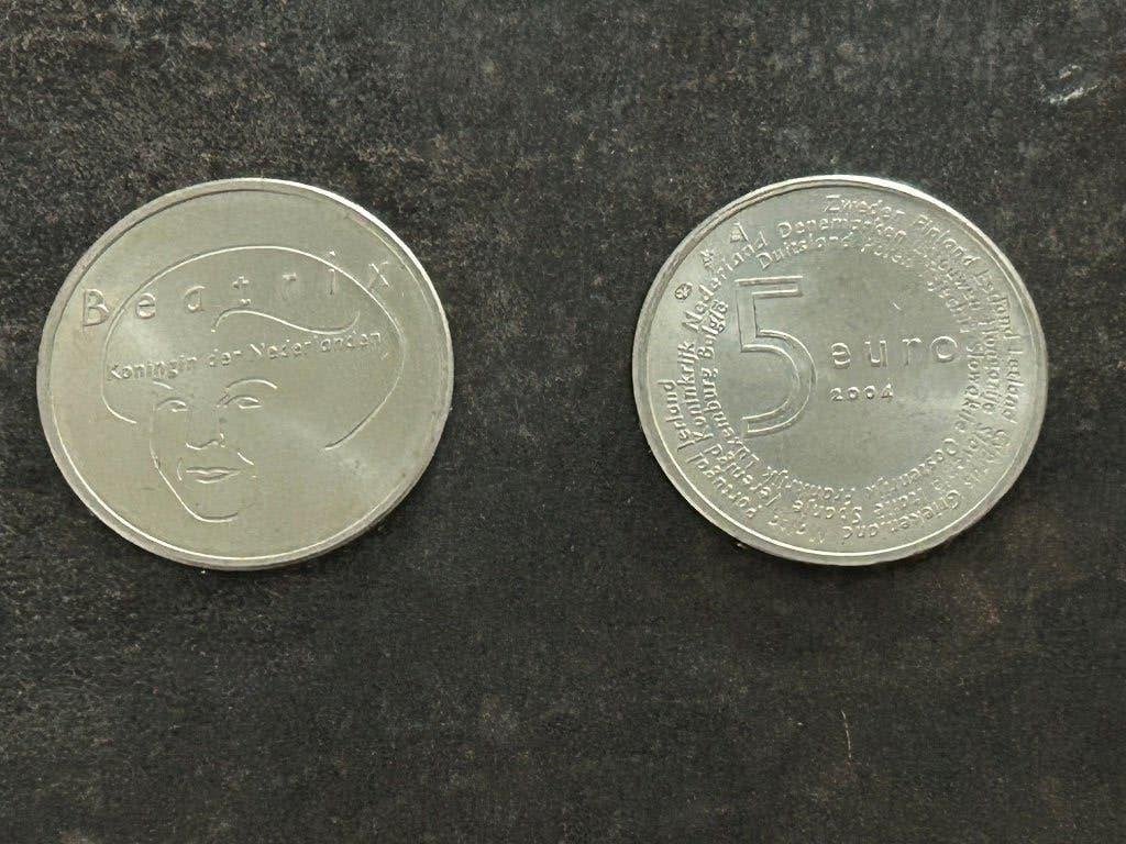 2x zilveren 5 euro herdenkingsmunt 2004 Europese uitbreiding, Postzegels en Munten, Koningin Beatrix, Zilver, Euro's, Ophalen of Verzenden