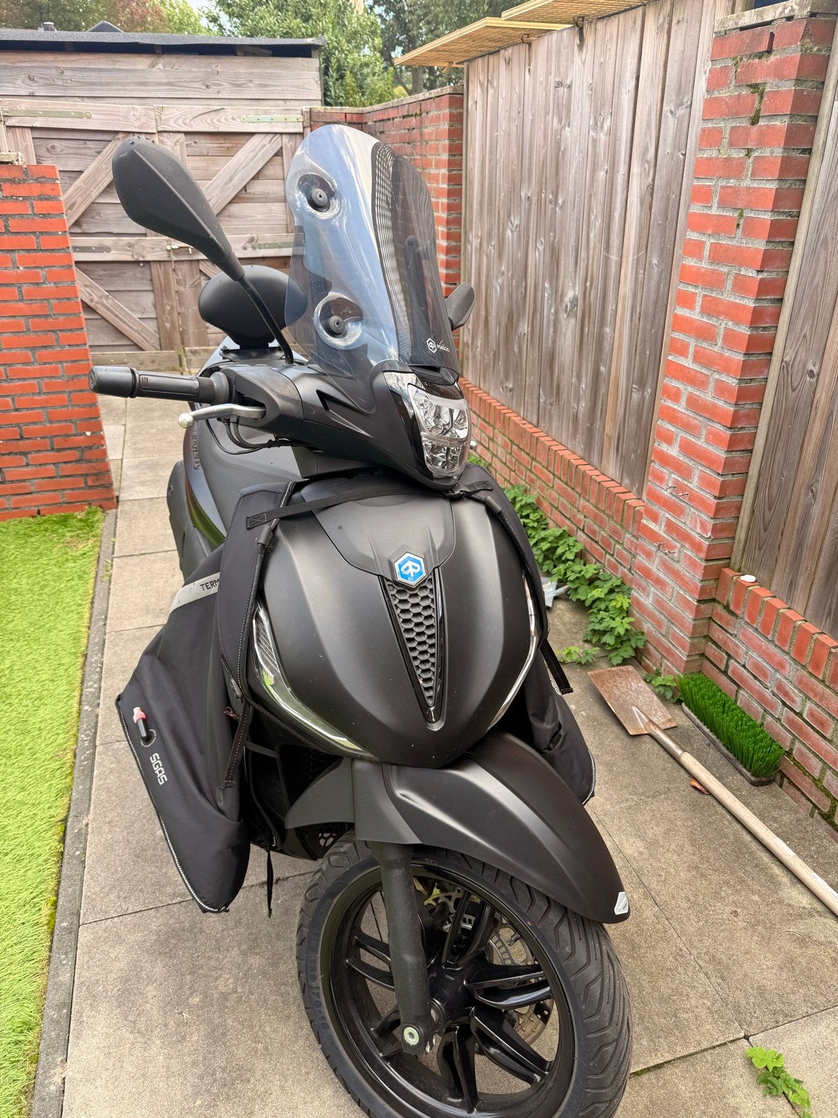 Piaggio Beverly 400 HPE 2024 – 7.842 km zeer nette staat, Particulier