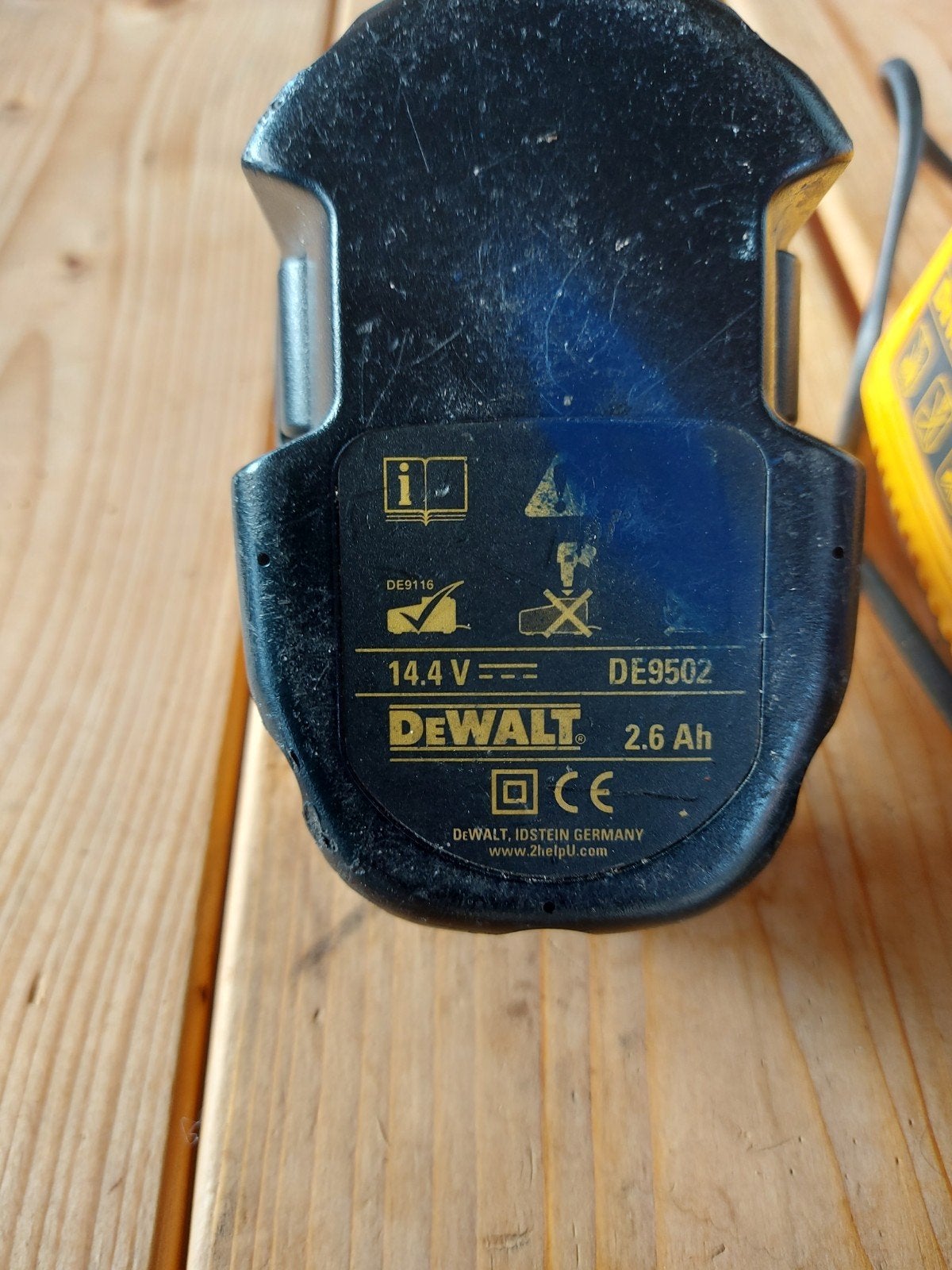 Foto 4 van Dewalt 14.4V Accu 2.6Ah met Yamaha Lader