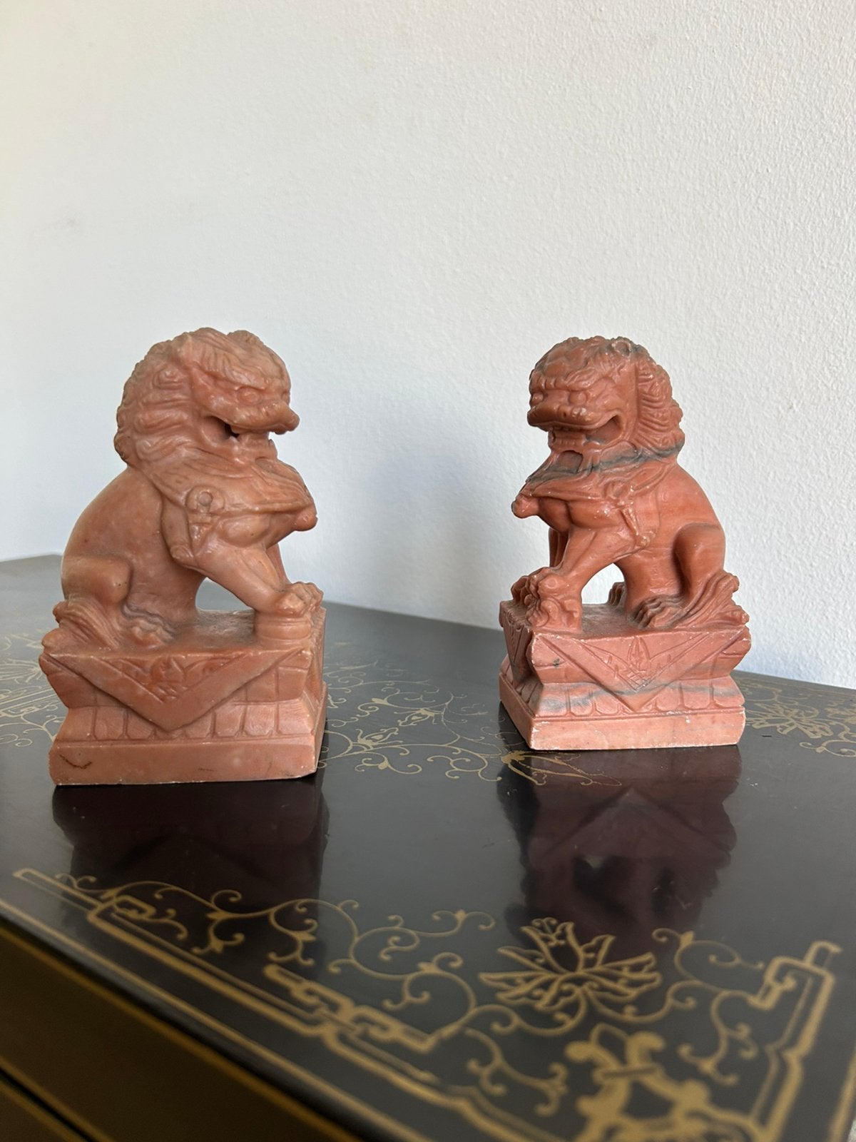 Twee Chinese spekstenen foo dogs (tempelleeuwen), Antiek en Kunst, Ophalen of Verzenden