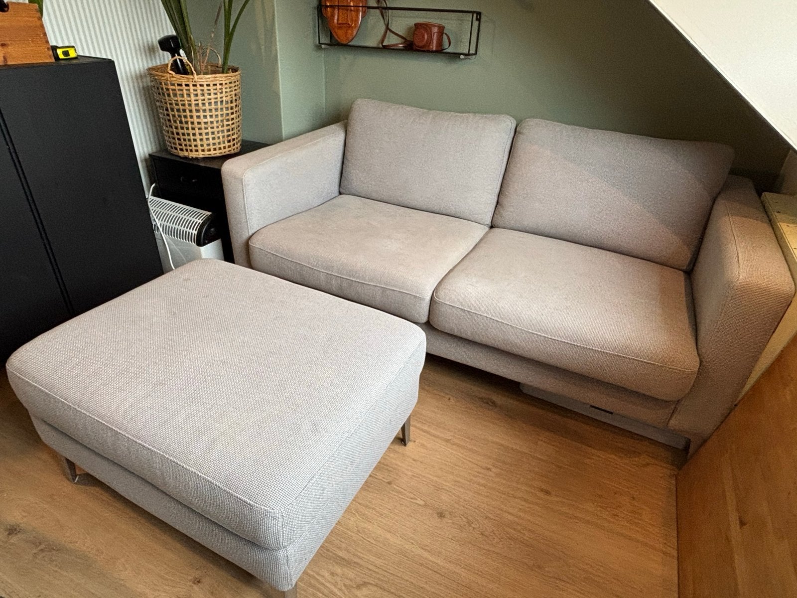 IKEA Karlstad 2-zitsbank grijs met hocker, Huis en Inrichting, Ophalen, Gebruikt, 150 tot 200 cm, Tweepersoons