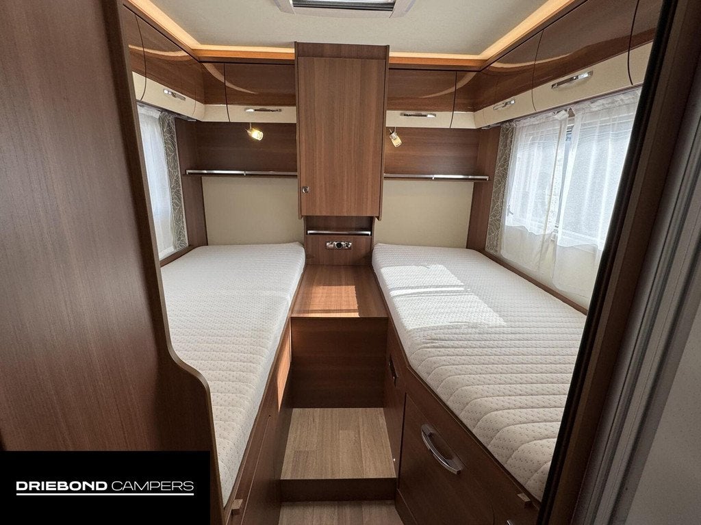 Lmc I735 Explorer Automaat Enkele Bedden Hefbed Zonnepaneel, Caravans en Kamperen, Campers, Airbags, 7 tot 8 meter, Bedrijf, Diesel