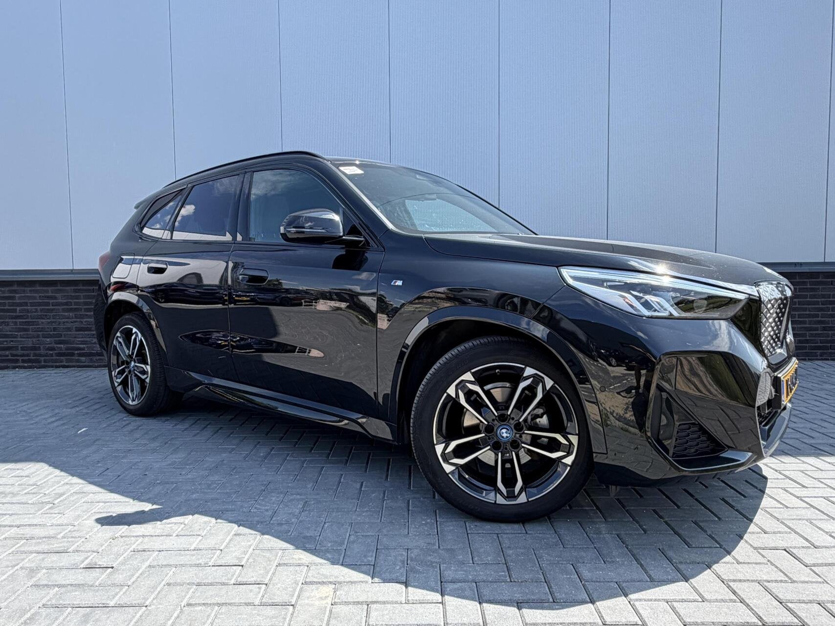 BMW iX1 eDrive20 67 kWh - M-Sport Pro - Pano - Vol leer, Auto's, Gebruikt, 750 kg, Zwart, 204 pk