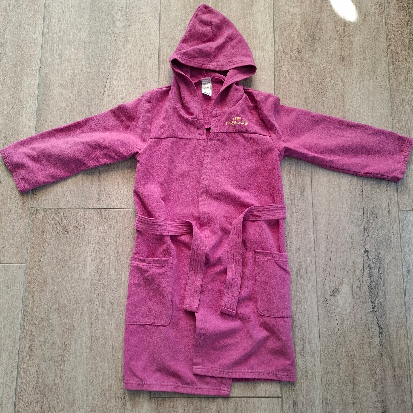Paarse kinderbadjas Decathlon - Sneldrogend tot 124 cm, Ophalen of Verzenden, Gebruikt, Decathlon, Jongen of Meisje