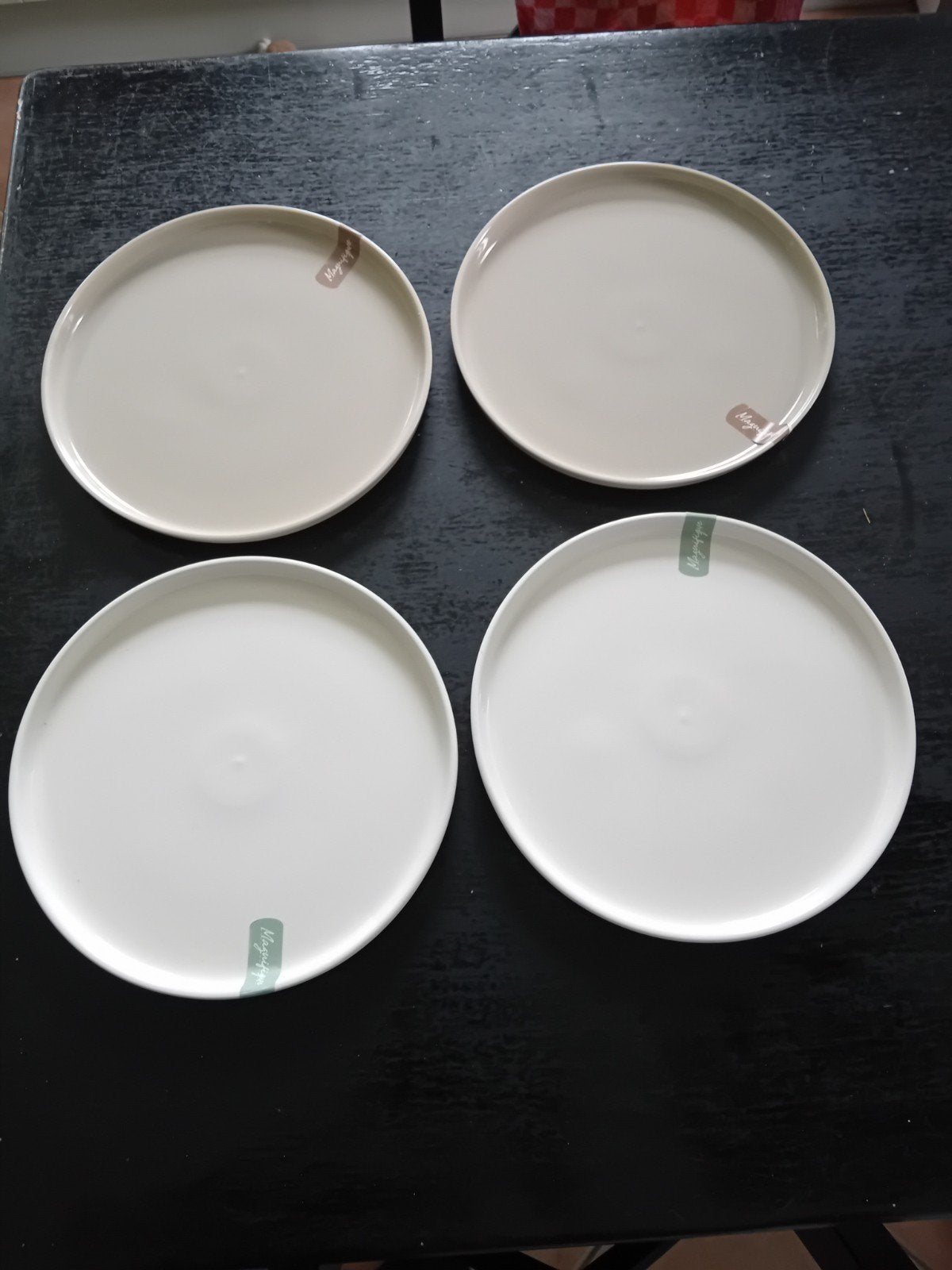 4 Maginifique dinerborden - 2 wit, 2 beige - NIEUW!, Nieuw, Ophalen of Verzenden, Bord(en), Overige stijlen