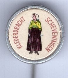 Scheveningen klederdracht papier/zilverkl speldje ( P_167a), Verzamelen, Speldjes, Pins en Buttons, Verzenden, Zo goed als nieuw