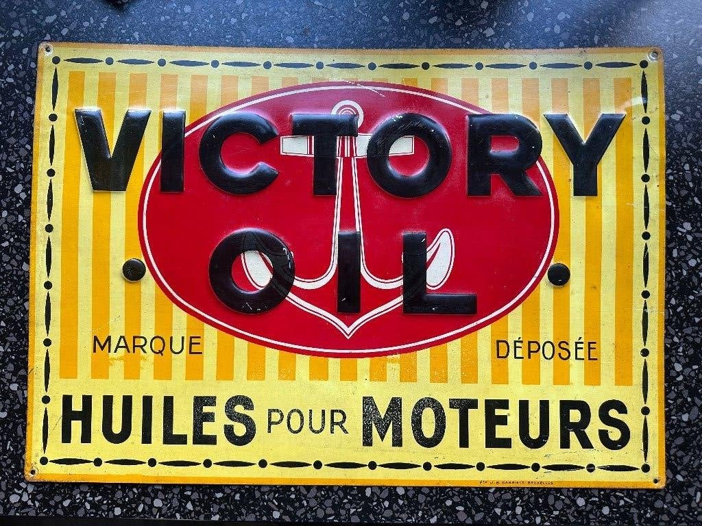 Mooi VICTORY OIL bord. Blik. Olie voor motoren. Franstalig., Ophalen of Verzenden, Gebruikt, Reclamebord