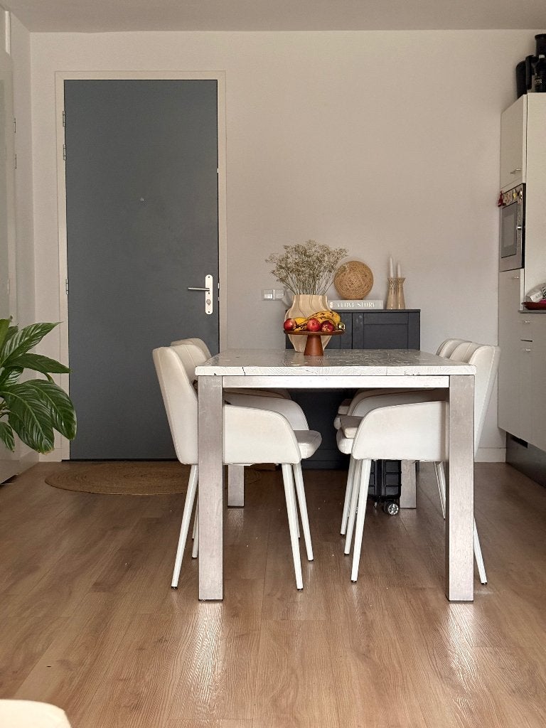 Mooie eetkamerset: witte houten tafel met 4 leren stoelen, Huis en Inrichting, Tafels | Eettafels, Ophalen, Gebruikt, 50 tot 100 cm