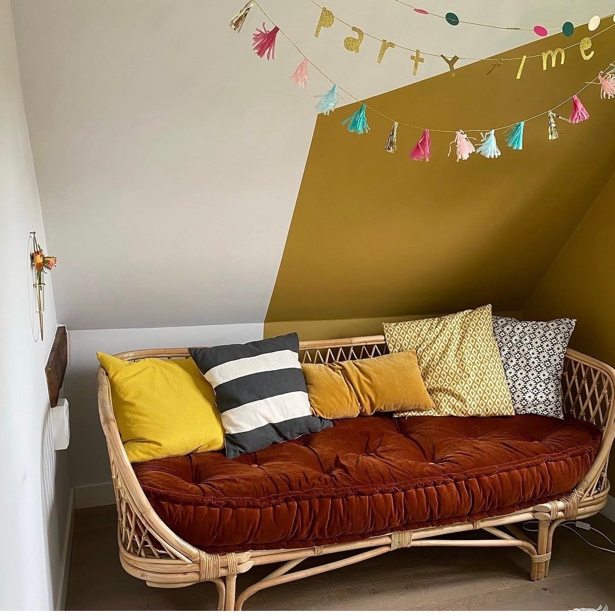 Rotan daybed met fluwelen kussen Loods 5, Huis en Inrichting, Ophalen, Gebruikt, Eenpersoons, 150 tot 200 cm