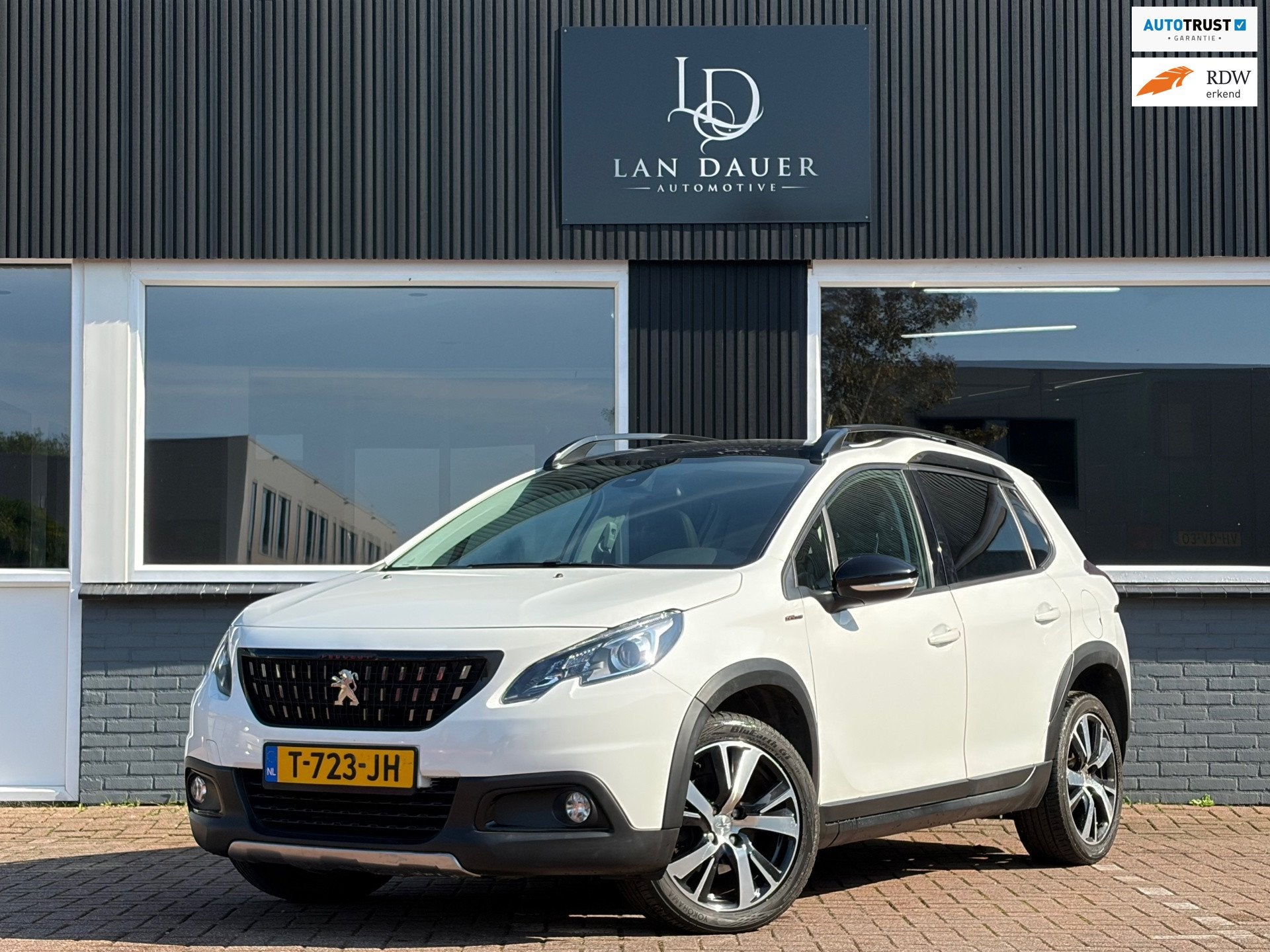 Peugeot 2008 1.2 PureTech GT-line / Panorama / Automaat !, Euro 6, 1199 cc, 610 kg, Wit