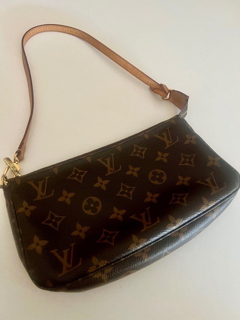 Prachtige LV Pochette Monogram – Prijs 2026 € 1400 — €500, Verzenden, Zo goed als nieuw, Bruin, Handtas