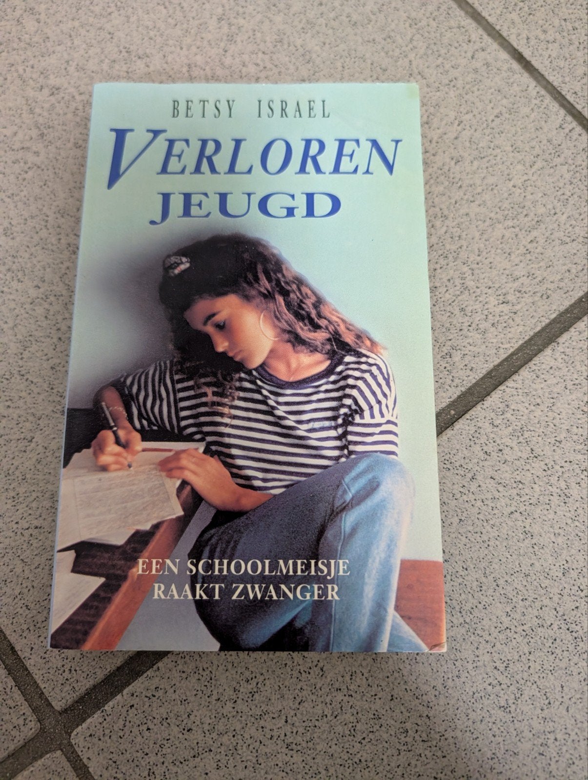 Verloren Jeugd - Betsy Israel(Een schoolmeisje raakt zwanger, Ophalen of Verzenden, Gelezen, Betsy Israel, Nederland