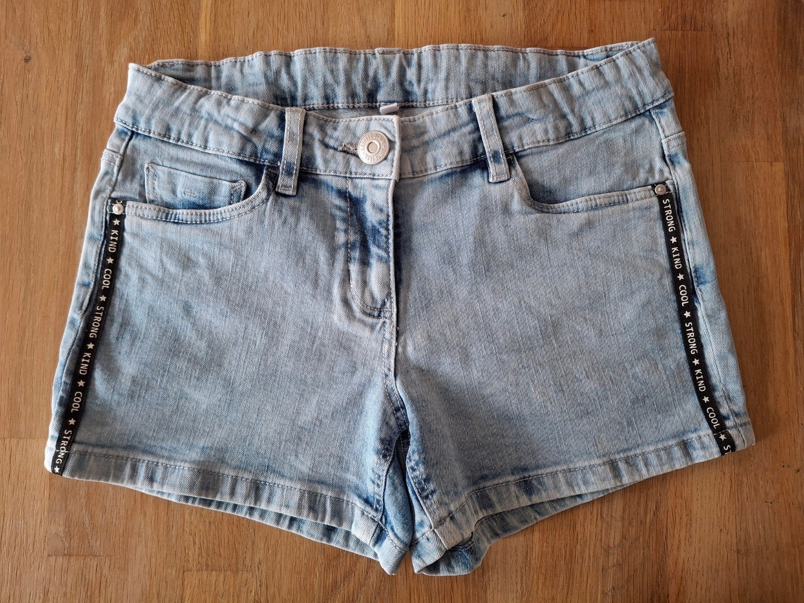 maat 164 Lichte spijker short met tekst, Kinderen en Baby's, Kinderkleding | Maat 164, Broek, C&A, Meisje, Ophalen of Verzenden