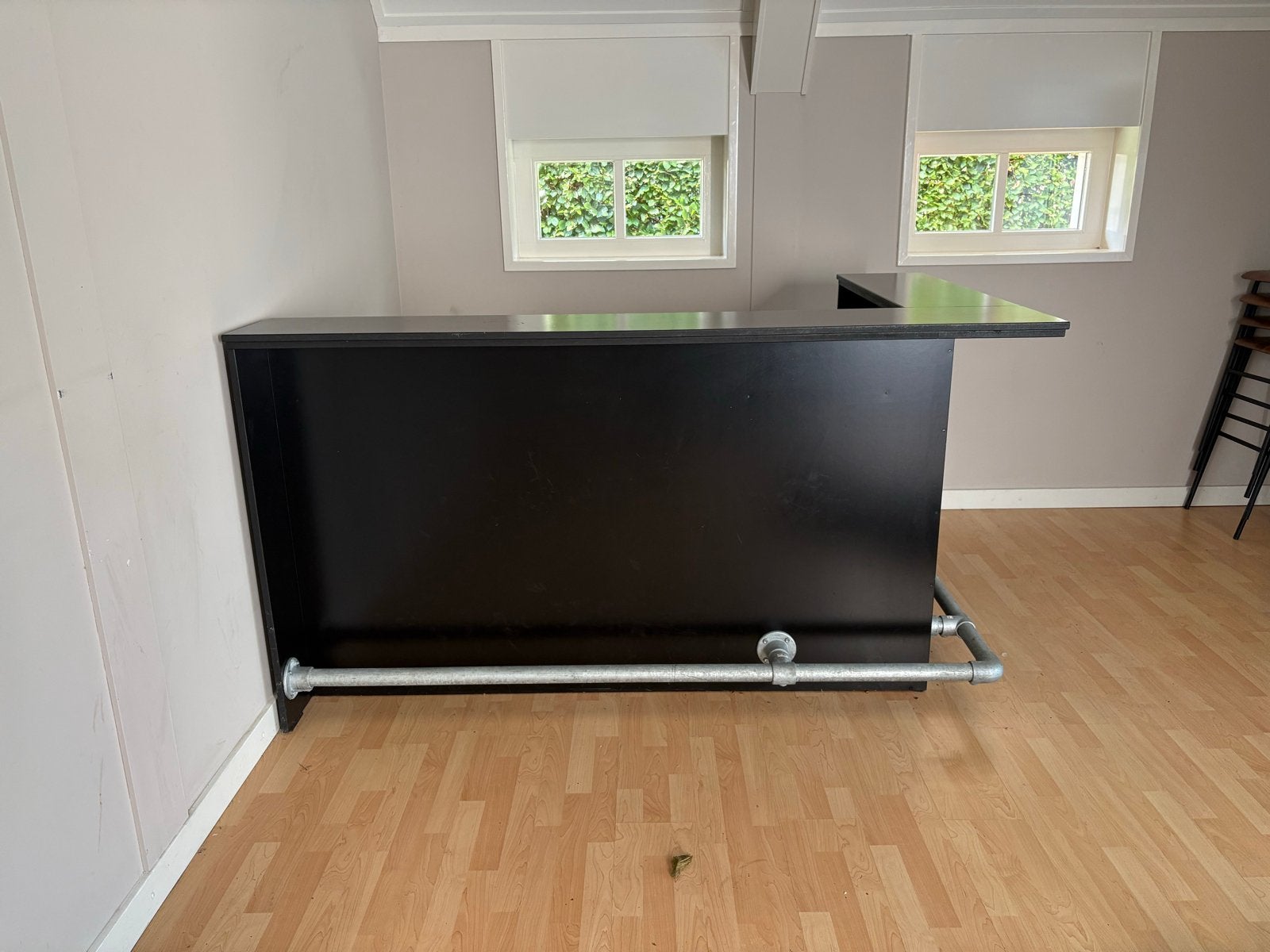 Zwarte bar met opbergruimte en voetensteun, Huis en Inrichting, Barren, Ophalen, Gebruikt, Inclusief barstoelen