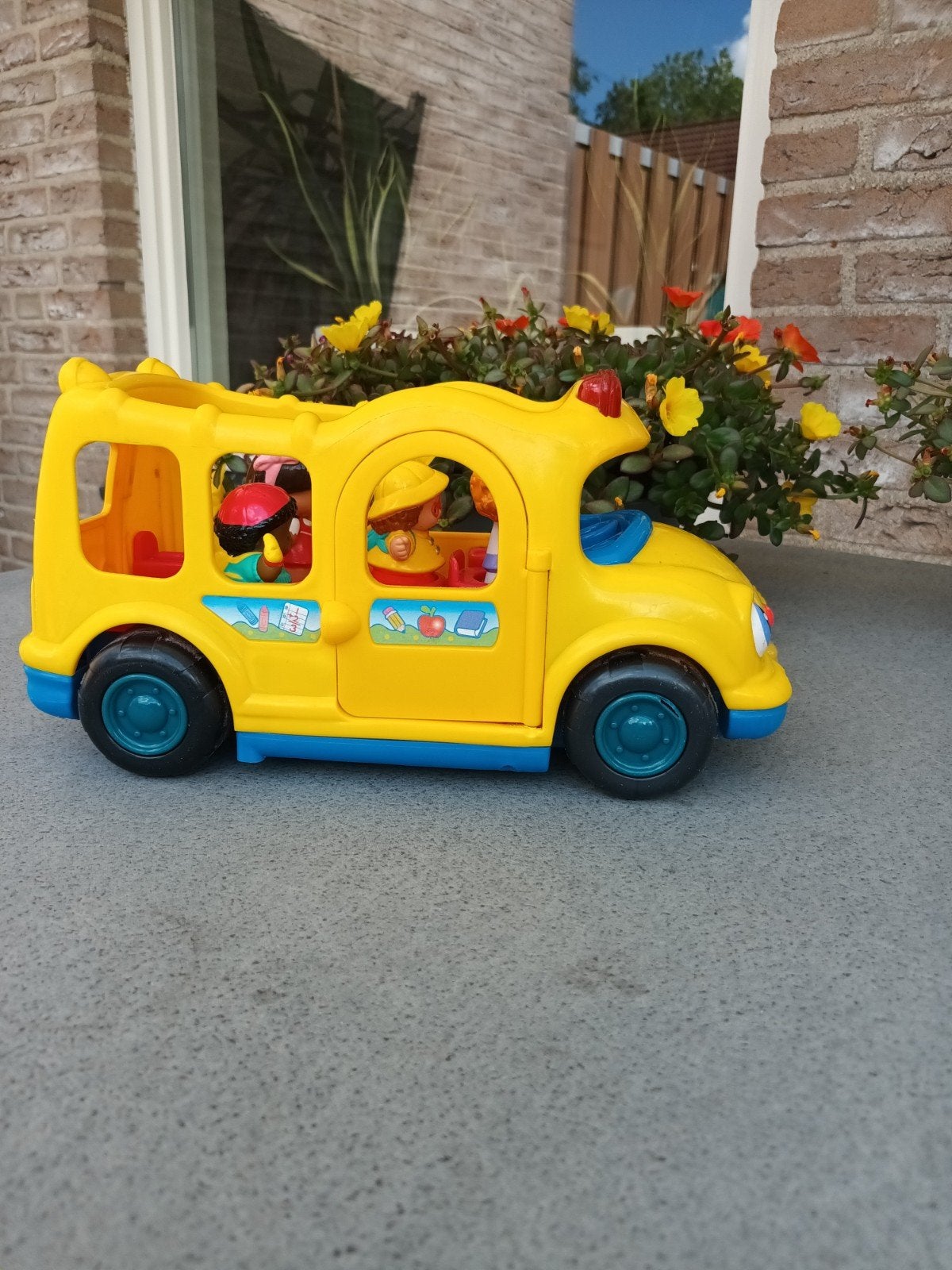 Fisher Price bus met geluid, licht en 4 poppetjes, Kinderen en Baby's, Speelgoed | Fisher-Price, Ophalen of Verzenden, Gebruikt