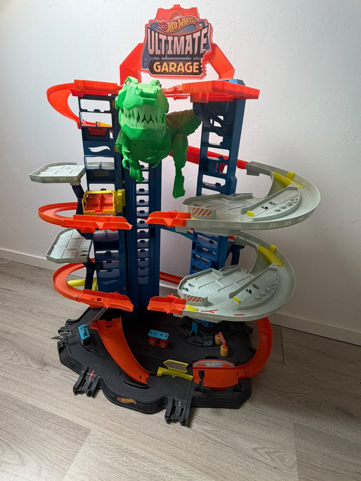Hot Wheels ultimate garage city megacity met t-rex aanval, Kinderen en Baby's, Ophalen, Racebaan, Zo goed als nieuw, Hot Wheels