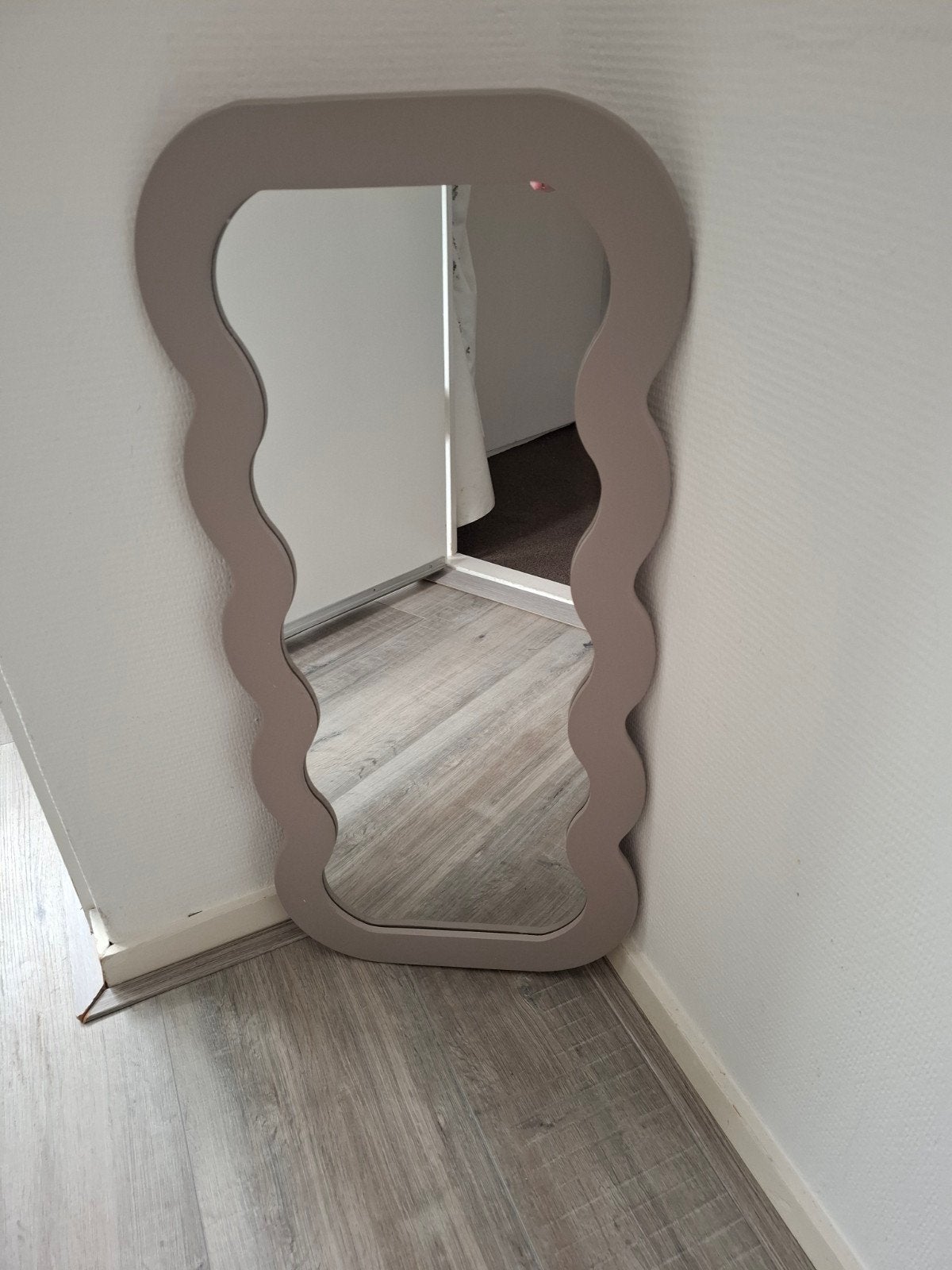 goede spiegel met golvend rand, Huis en Inrichting, Ophalen, Minder dan 50 cm, Gebruikt, Minder dan 100 cm