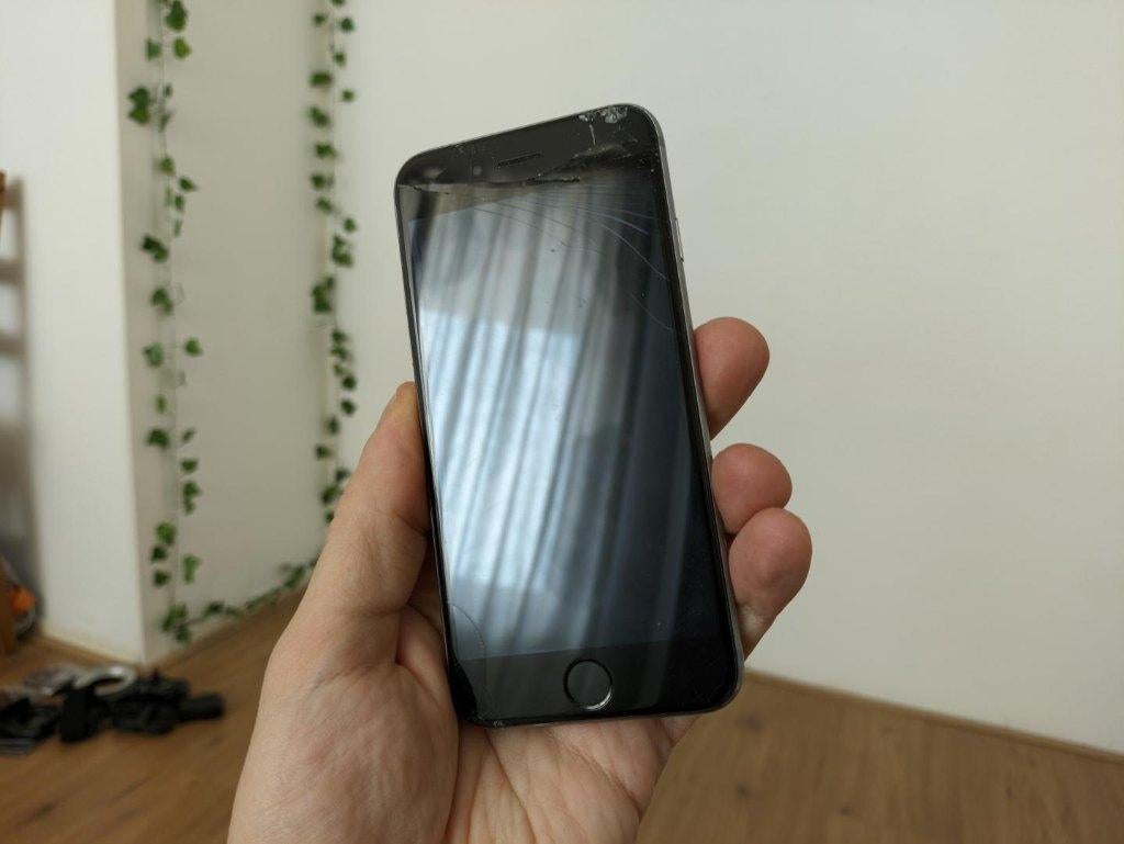 Iphone 6S Unlocked, battery drains, broken glass, Telecommunicatie, Mobiele telefoons | Apple iPhone, Niet werkend, 16 GB, Zonder abonnement