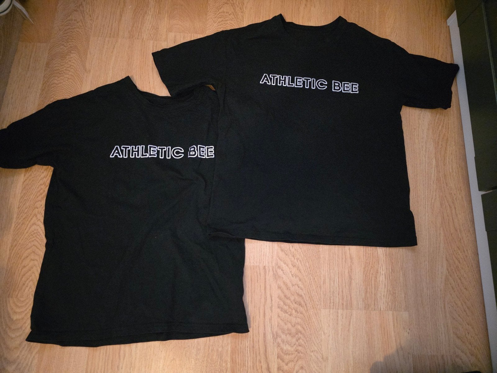 2 Athletic Bee sportshirts met logo, Verzenden, Zwart, Athletic bee, Maat 34 (XS) of kleiner