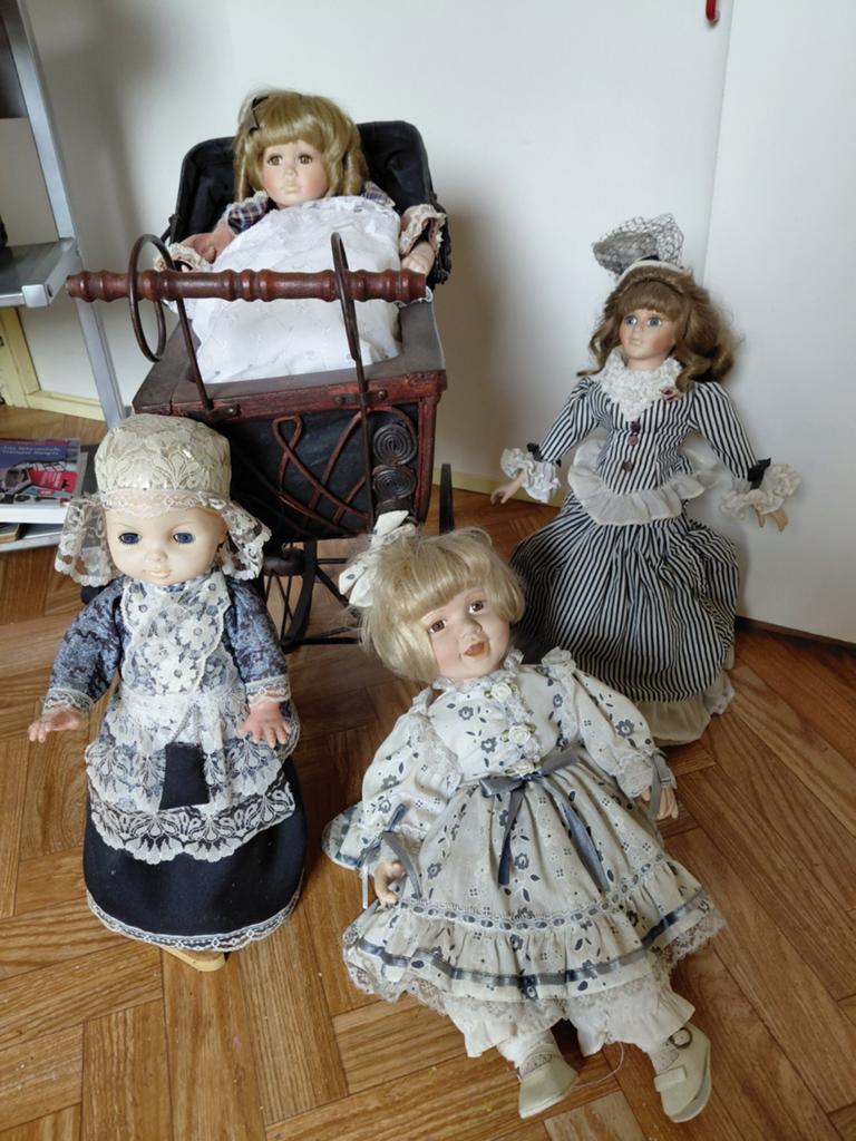 Set van 4 porseleinen poppen met klederdracht en kinderwagen, Ophalen, Gebruikt, Pop
