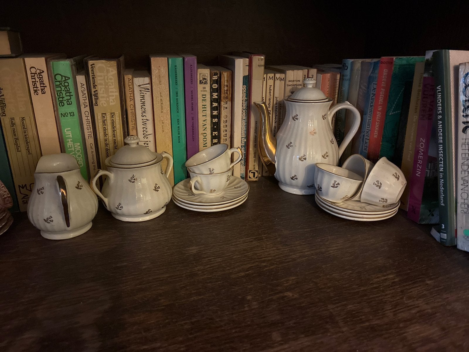 Antiek serviesgoed: theeservies, koffieservies, melkkannetje, Ophalen