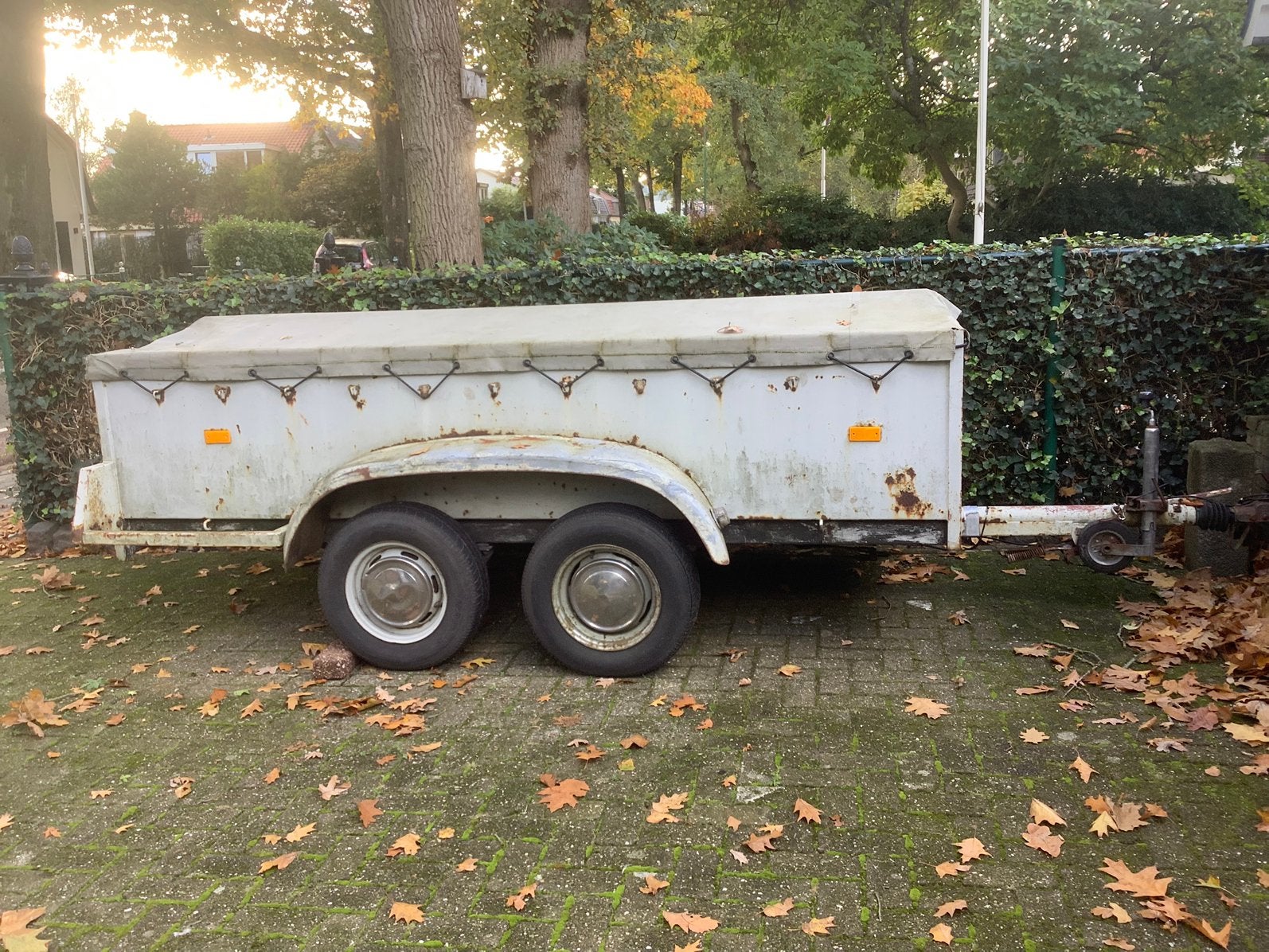 Robuuste aanhanger met huif en reserve wiel., Ophalen, Gebruikt