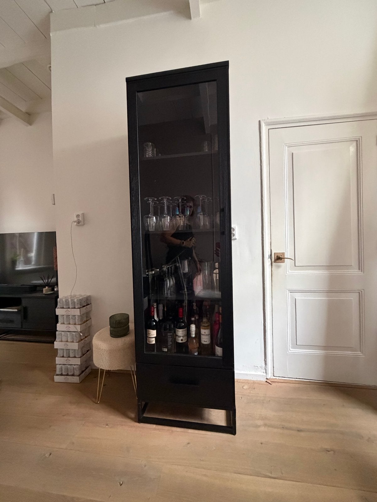 Zwarte vitrinekast met lade en glazen deuren van Haco, Huis en Inrichting, Ophalen, Gebruikt, 50 tot 100 cm, Met lade(s)