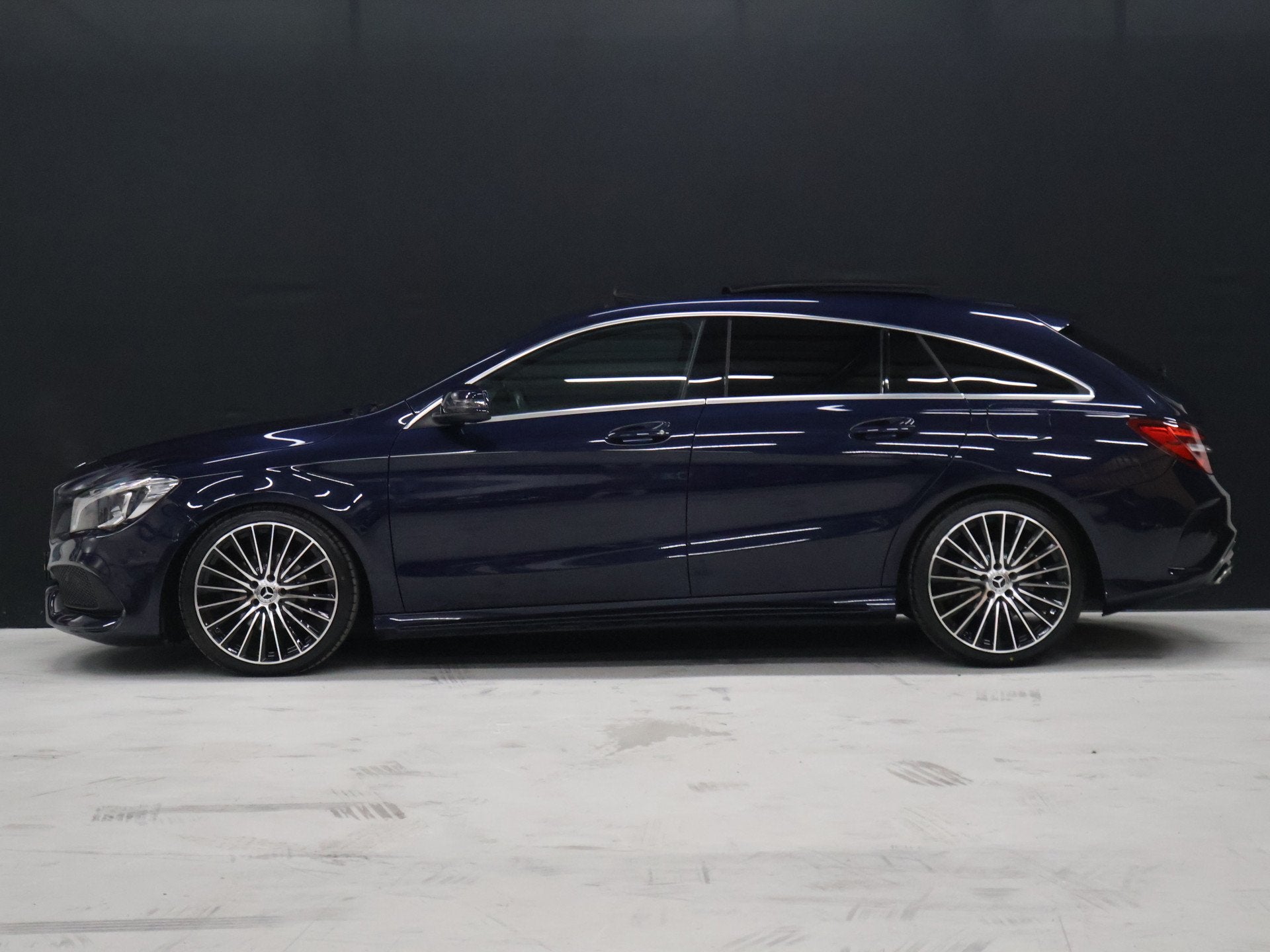 Mercedes-Benz CLA-Klasse Shooting Brake 200 Prestige AMG Lin, Auto's, Mercedes-Benz, CLA, 730 kg, Gebruikt, Blauw
