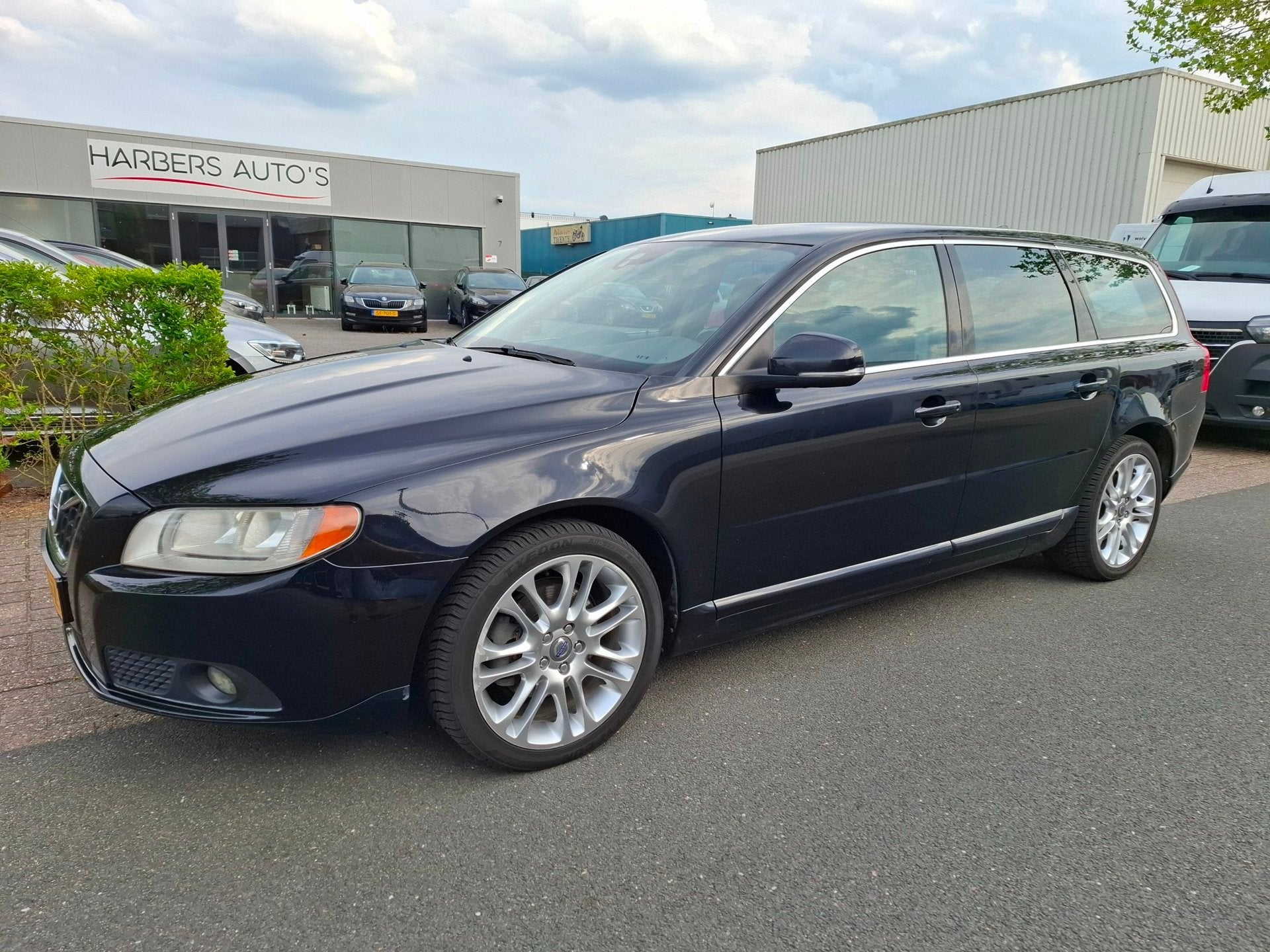 Volvo V70 2.0 T5 Momentum AUTOMAAT/CLIMA/CRUISE/LEDER!, Euro 5, Zwart, 4 cilinders, Zwart
