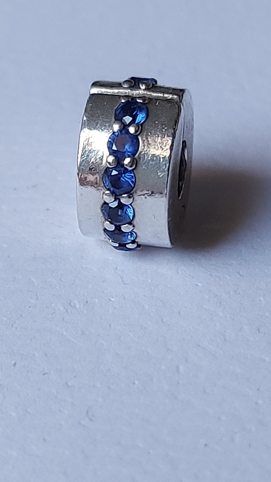 Originele Pandora bedel clip / stopper blauwe zirkonia's, Sieraden, Tassen en Uiterlijk, Bedels, Ophalen of Verzenden, Zo goed als nieuw
