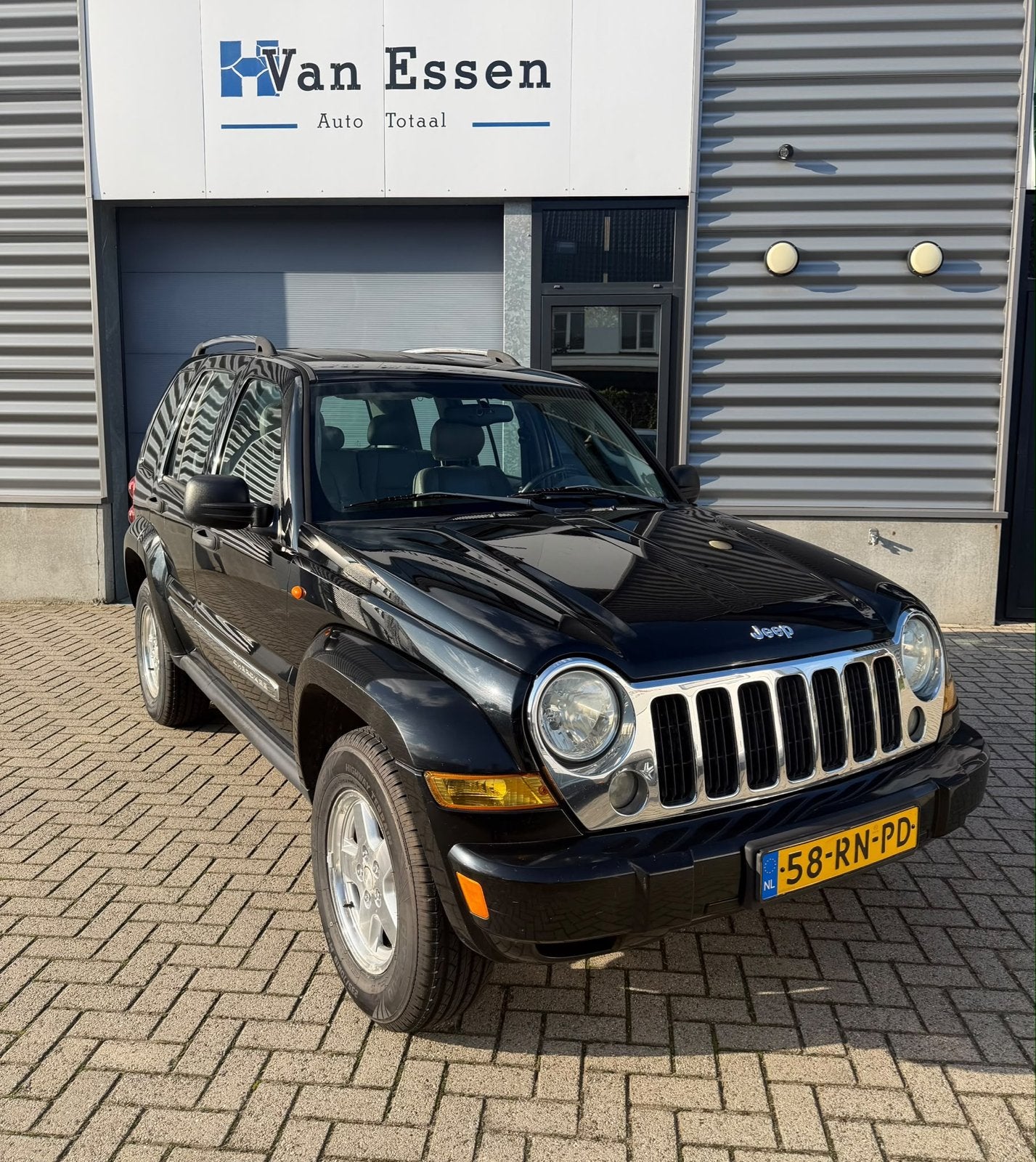 Jeep Cherokee 3.7 V6 AUT 2005 Zwart, Automaat, 3700 cc, 3360 kg, Zwart