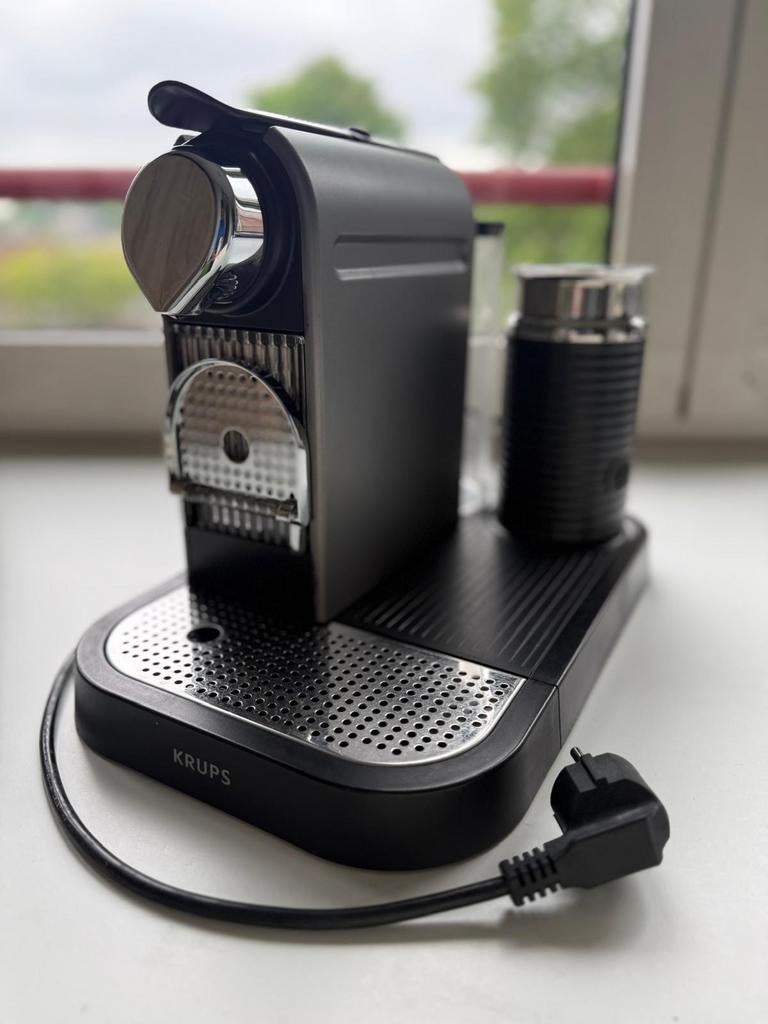 Krups Nespresso Essenza Mini met Melkopschuimer, Ophalen, Espresso apparaat, Zo goed als nieuw, 1 kopje