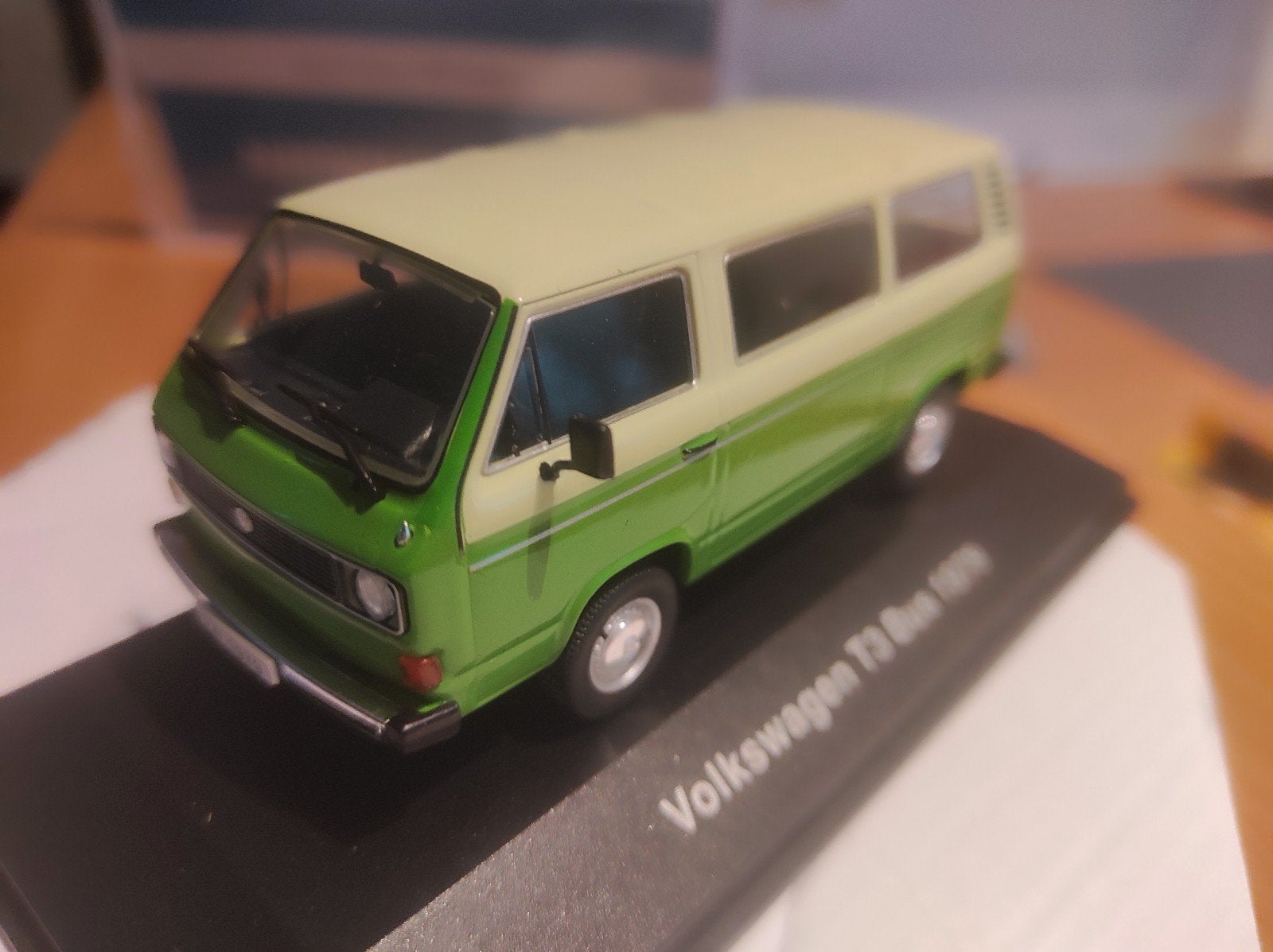 Volkswagen T3 bus 1979 groen 1:43 in vitrinedoosje, Hobby en Vrije tijd, Modelauto's | 1:43, Ophalen of Verzenden, Nieuw, Auto