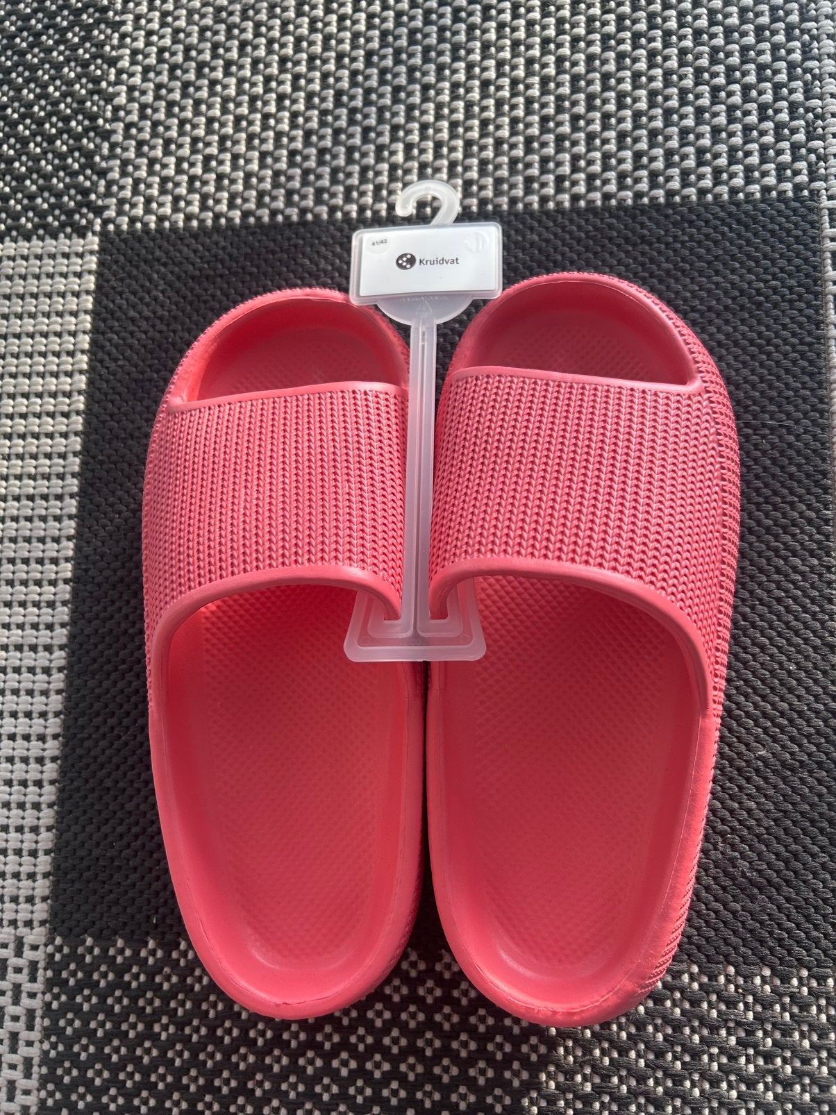 Nieuwe slippers met prijskaartje / maat 41/42, Verzenden, Zwart