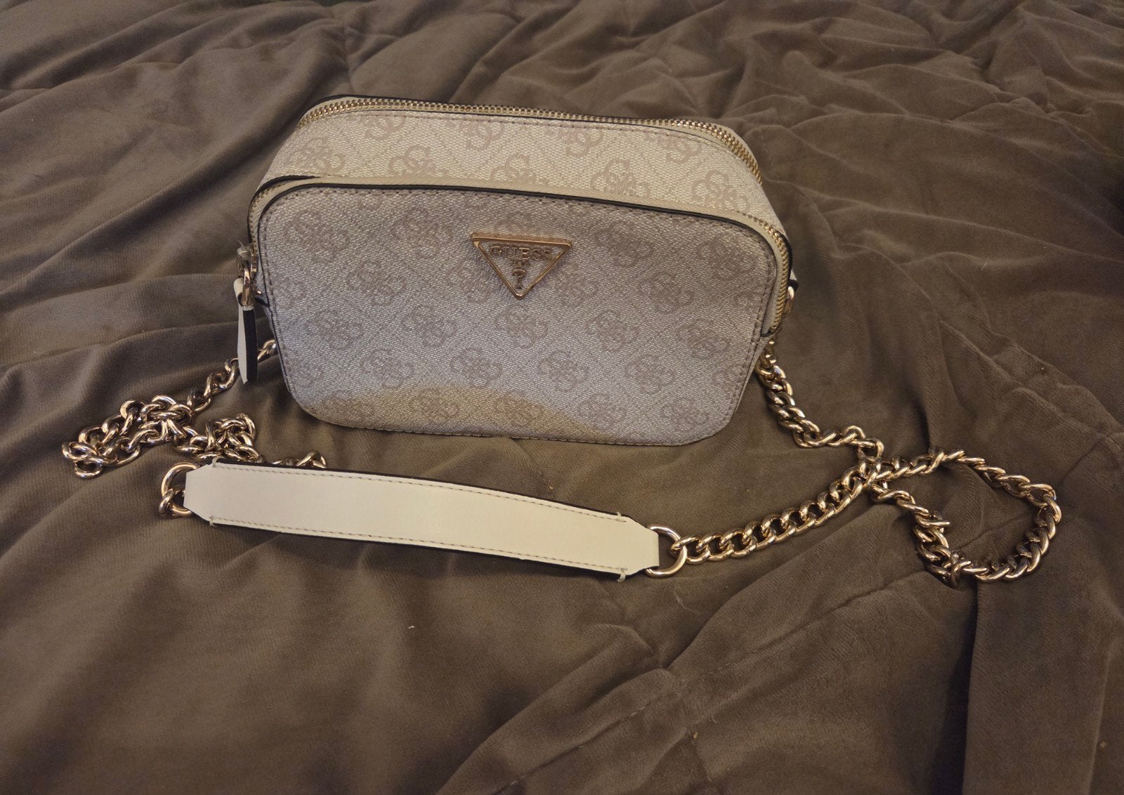 Guess schoudertasje met logo print en ketting, Ophalen of Verzenden, Gebruikt, Beige, Schoudertasje