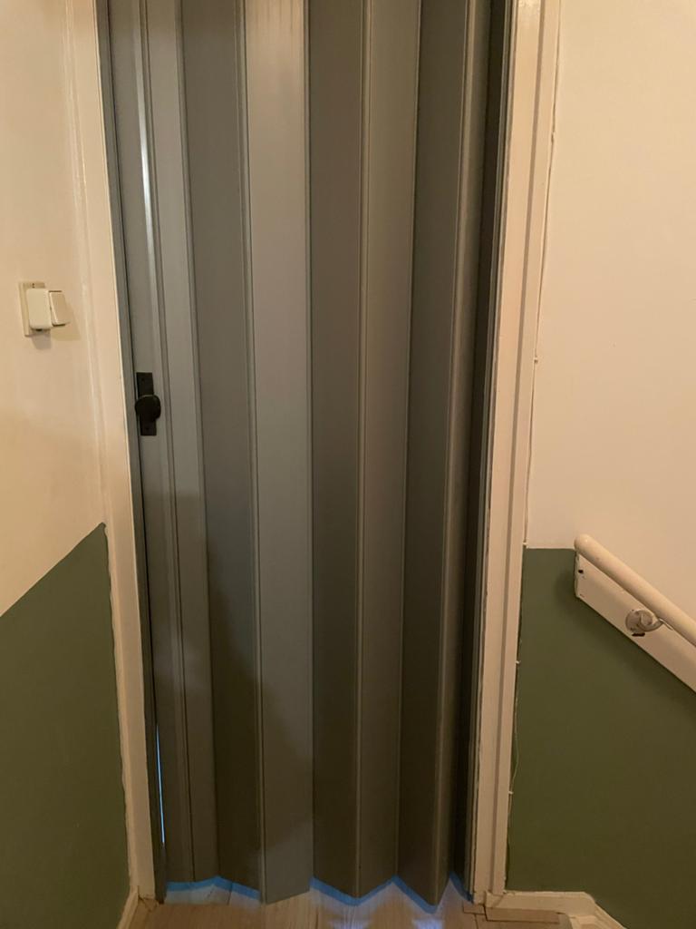 Vouwdeur grijs in goede staat. Wegens vernieuwing badkamer, Doe-het-zelf en Verbouw, Deuren en Horren, Ophalen, Vouwdeur, Binnendeur