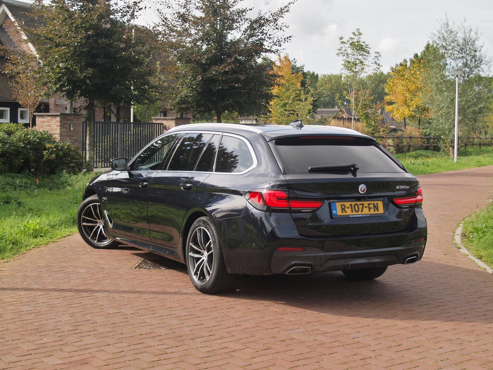 BMW 5-serie Touring 530e Business Edition Plus | M-Pakket |, 1998 cc, Gebruikt, 4 cilinders, Alcantara