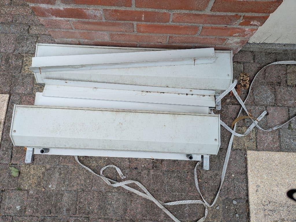 Twee kleine rolluiken grijs, Gebruikt, Minder dan 100 cm, Ophalen of Verzenden, Minder dan 100 cm