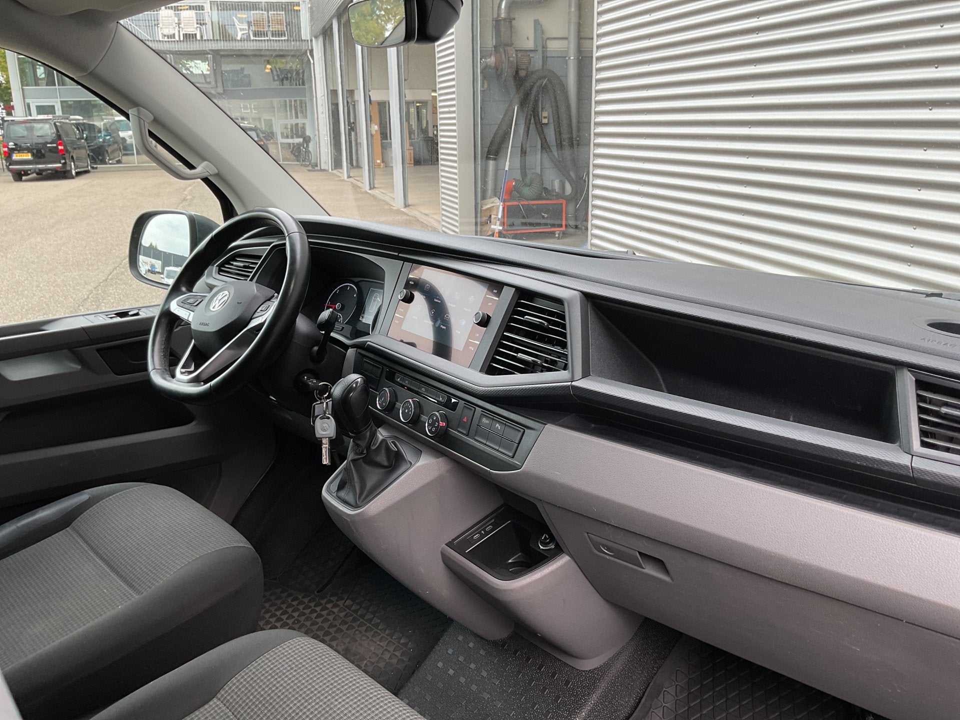 Volkswagen Transporter 2.0 TDI 150 pk DSG Aut. L2 LED/ Adapt, Stof, Gebruikt, 4 cilinders, 150 pk