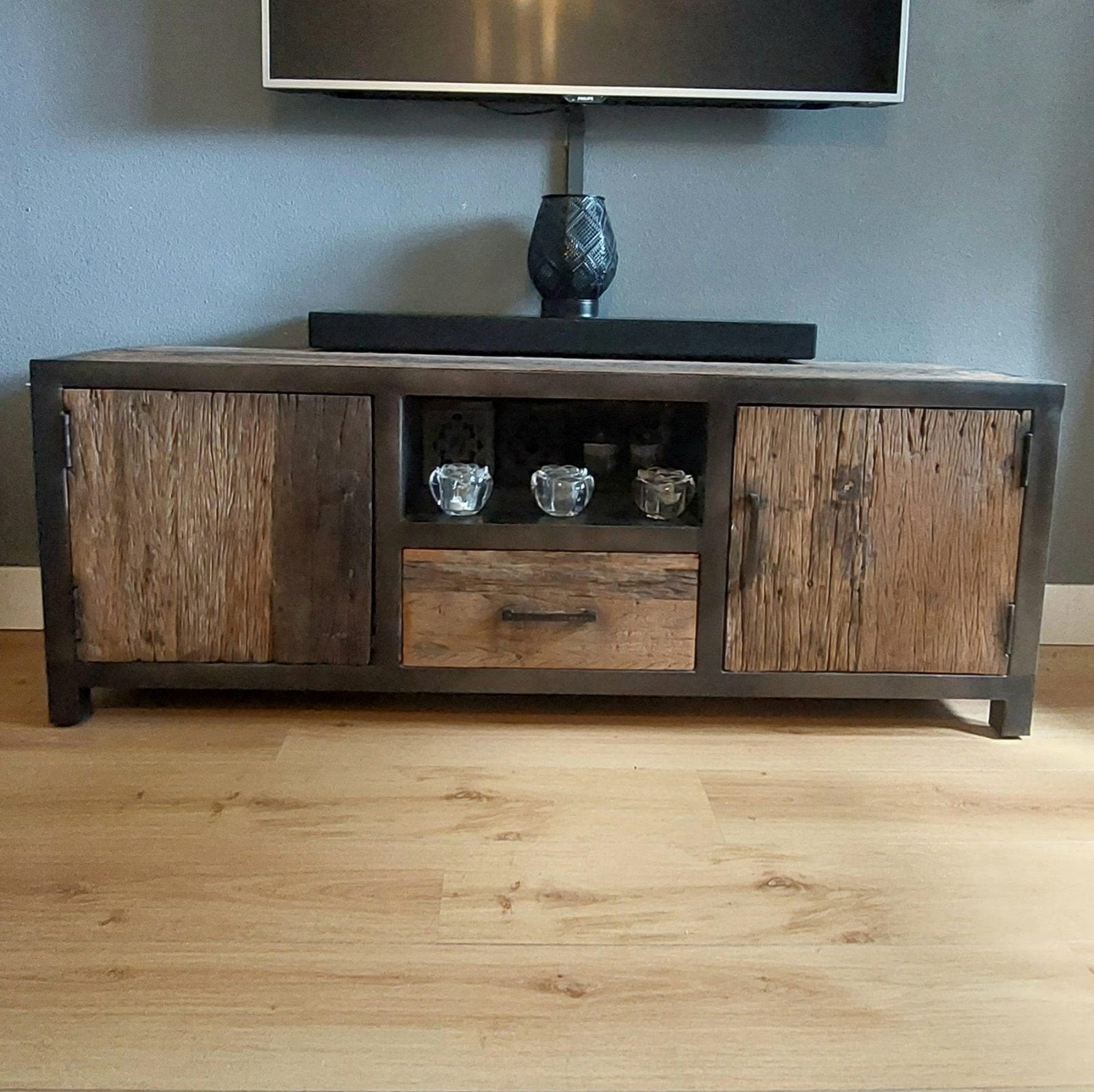 Robuuste industriële tv-kast van hout en metaal, Overige houtsoorten, Gebruikt, 100 tot 150 cm, Industrieel, Landelijk