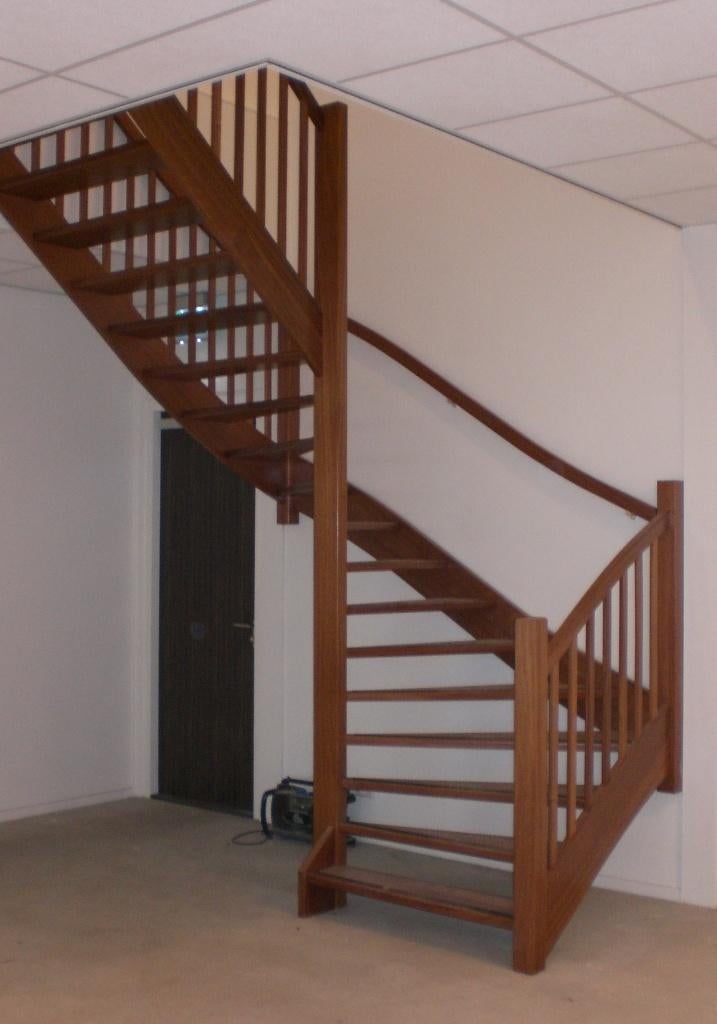 Mahonie trap 3,60 hoog, circa 1,1 m breed, Ophalen, Zo goed als nieuw, Trap, 2 tot 4 meter