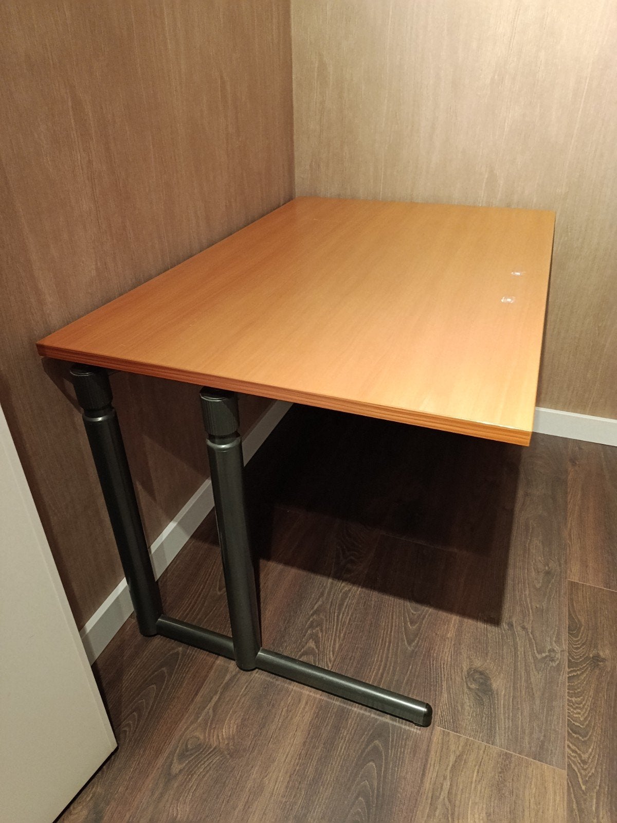 Compact bureau met metalen onderstel, Ophalen, Gebruikt, Spaanplaat of MDF, Bruin