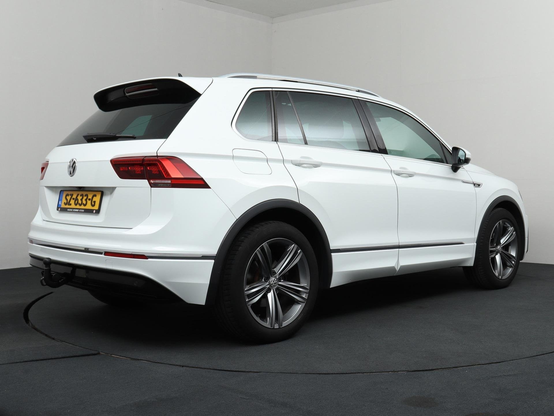 Volkswagen Tiguan 1.4 TSI ACT Highline R-line Panodak | Dyna, Euro 6, 4 cilinders, 150 pk, Wit