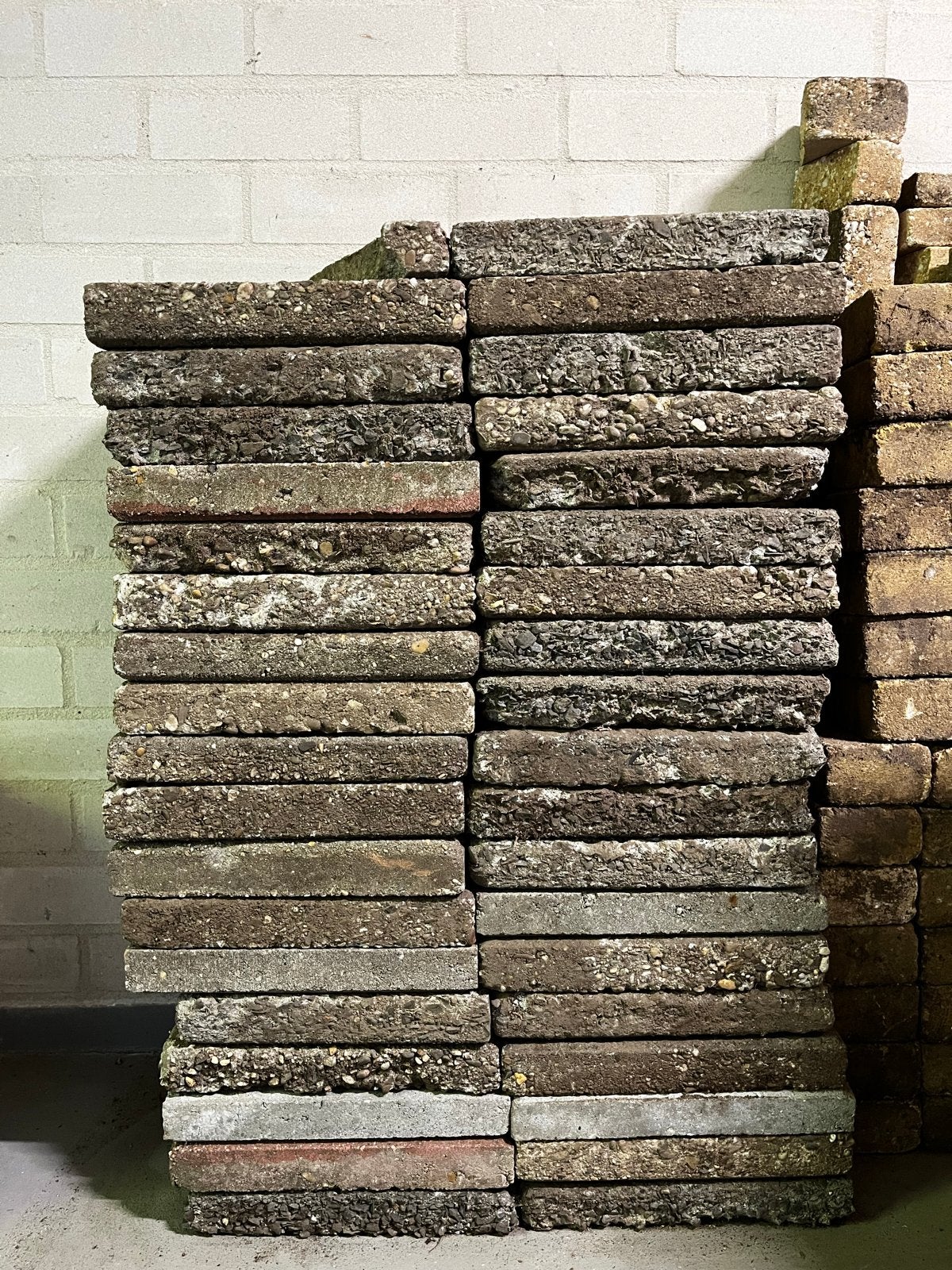Gratis af te halen: 37 Oude betontegels 30x30, Doe-het-zelf en Verbouw, Tegels, Ophalen, Overige materialen, Gebruikt, 20 tot 40 cm