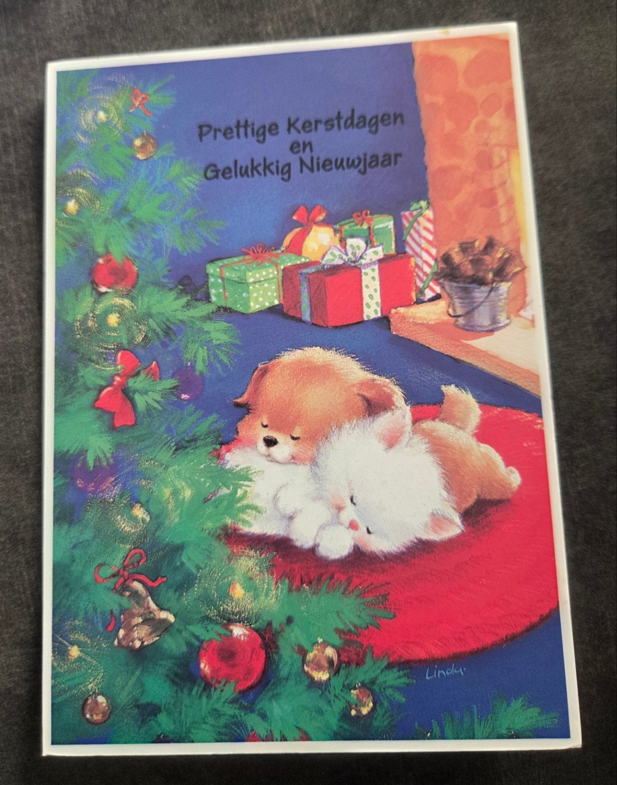 Vintage Kerstkaart - Slapend hondje en kate bij kerstboom, Verzenden, 1980 tot heden, Ongelopen, Feest(dag)