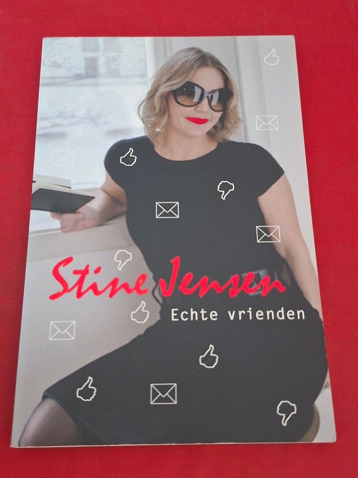 GESIGNEERD Echte vrienden. Stine Jensen. 2011, Ophalen of Verzenden, Zo goed als nieuw
