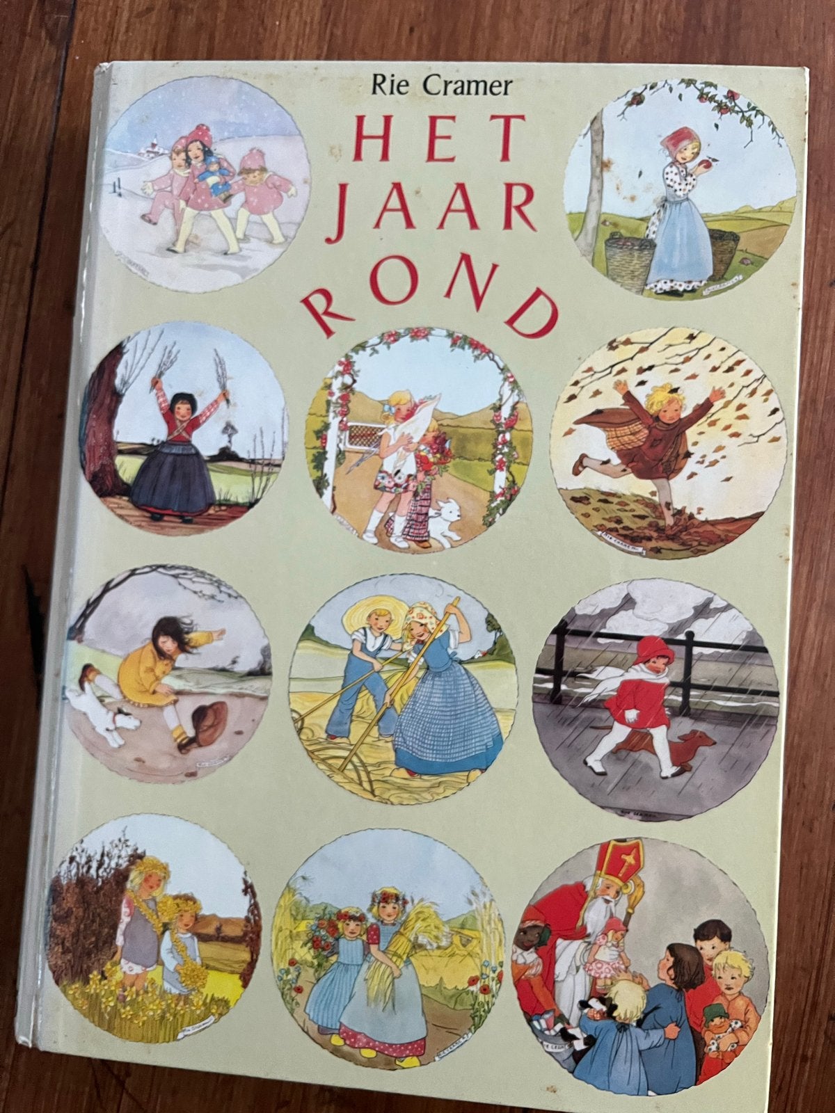 Rie Cramer - Het Jaar Rond (Geïllustreerd Kinderboek), Boeken, Ophalen of Verzenden, Gelezen, Sprookjes