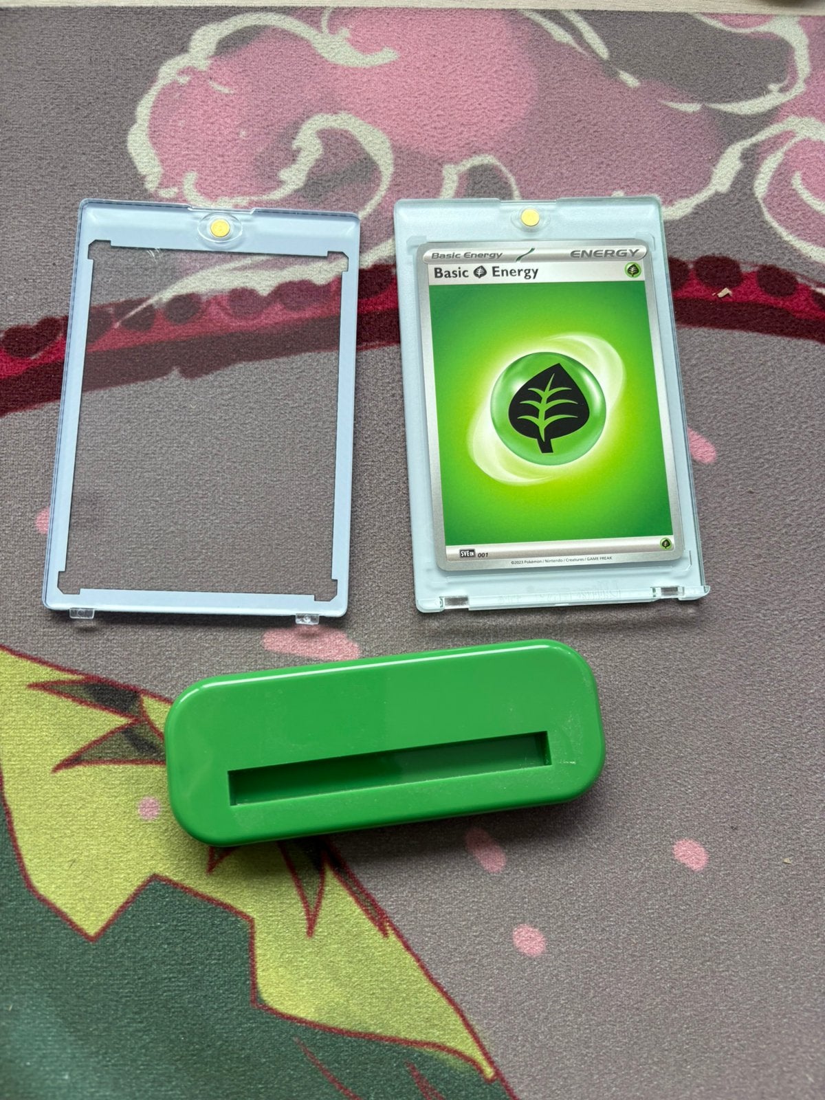 Display Case & Stand Pokémon TCG Grass Energy 001  Ultra PRO, Ophalen of Verzenden, Nieuw