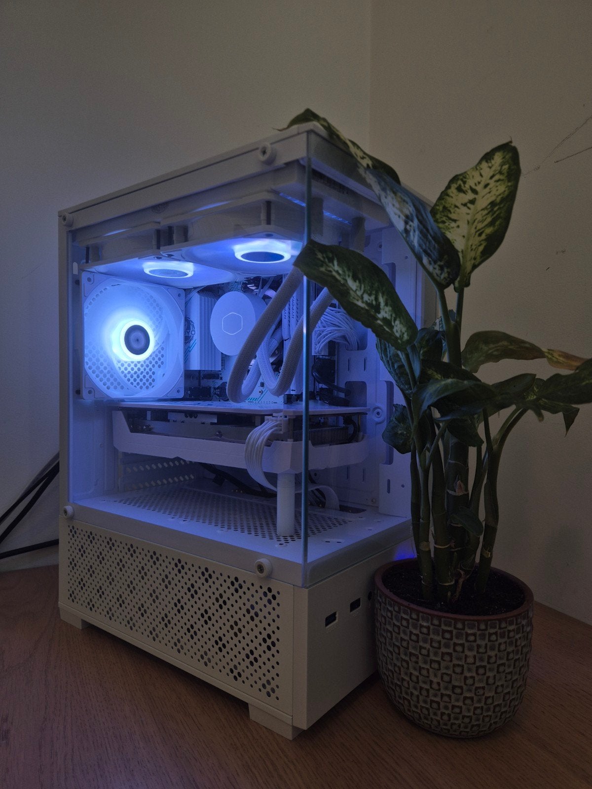 Foto 2 van Gaming PC Wit | 5500 | RX 6750 GRE 10G | 1TB SSD | 32GB DDR4